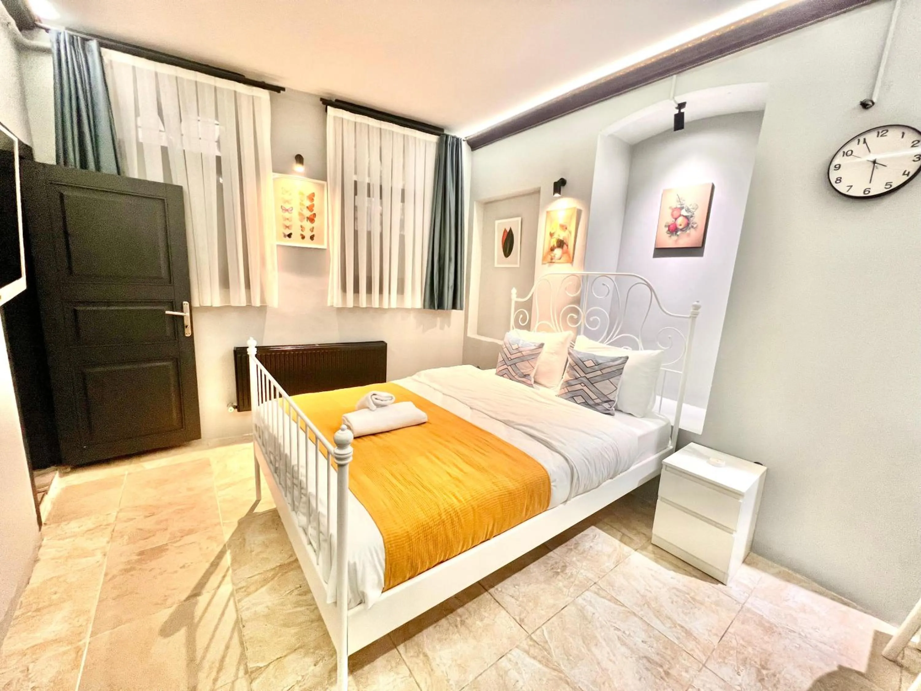 Bed in White Inn Taksim