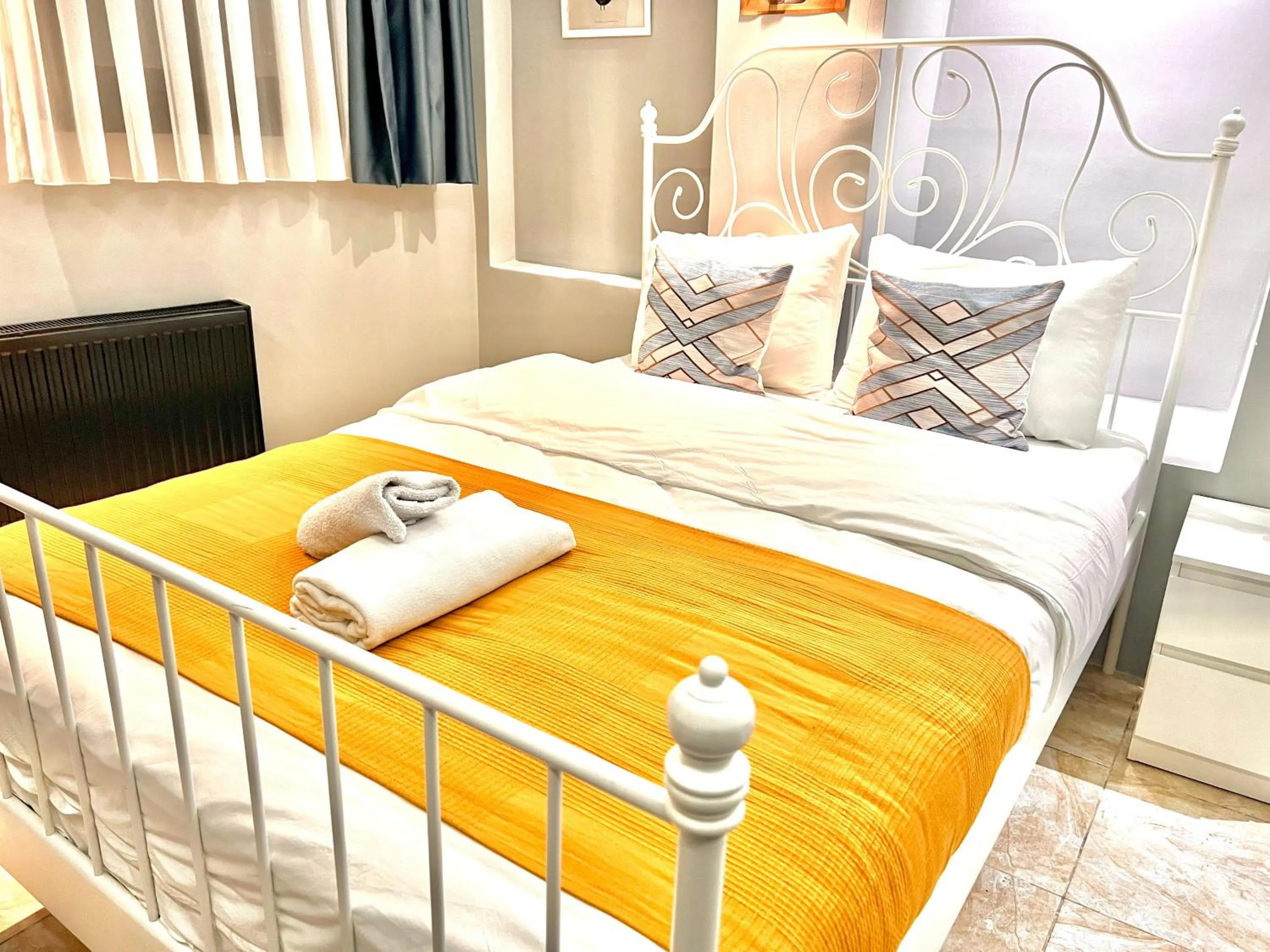 Bedroom, Bed in White Inn Taksim