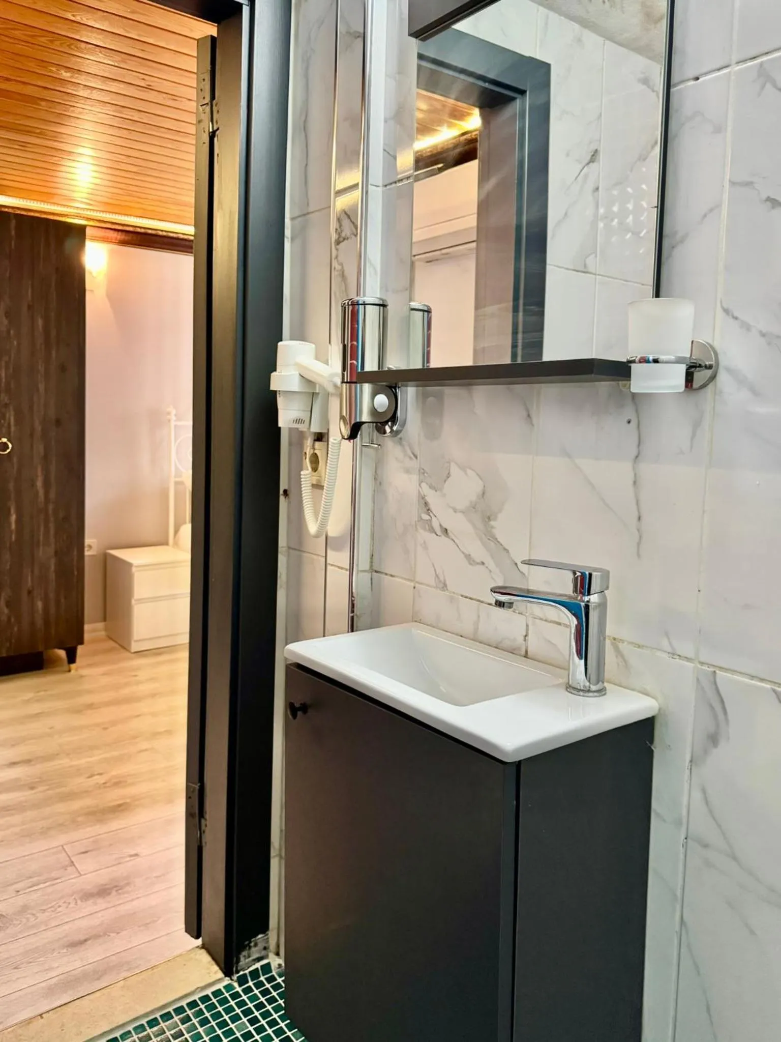 Shower in White Inn Taksim