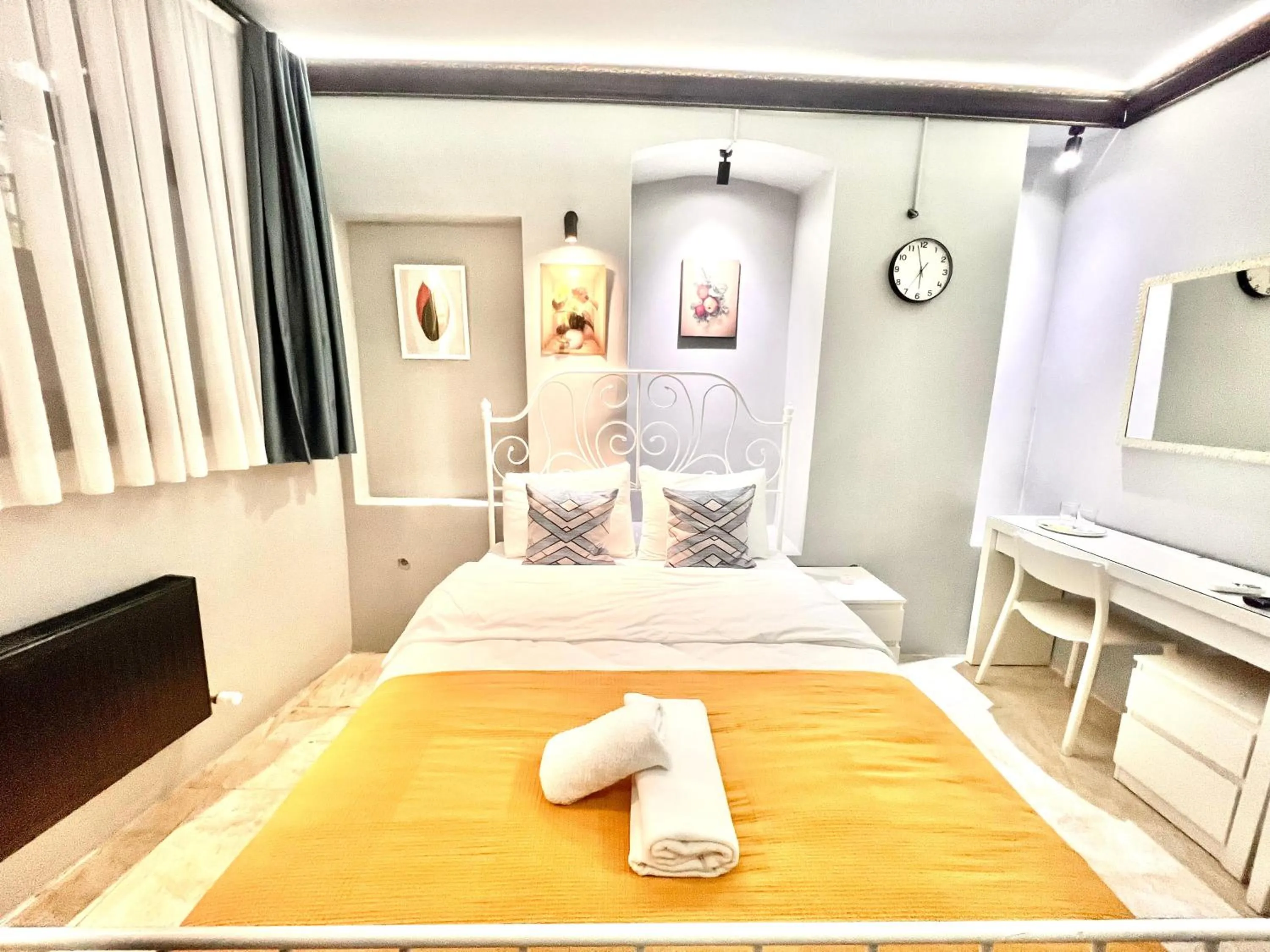 Bed in White Inn Taksim