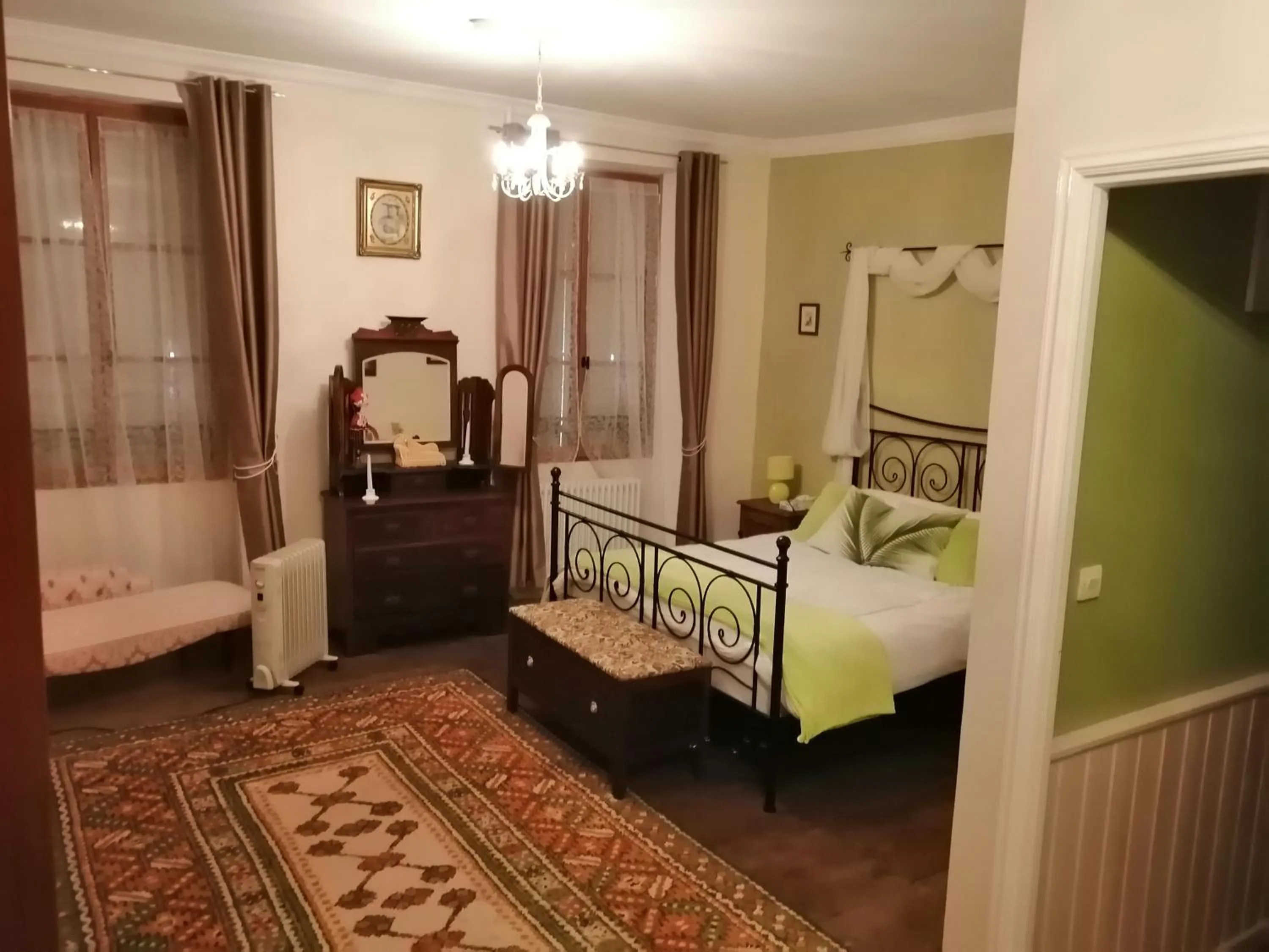 Photo of the whole room in Vingt Grand Rue