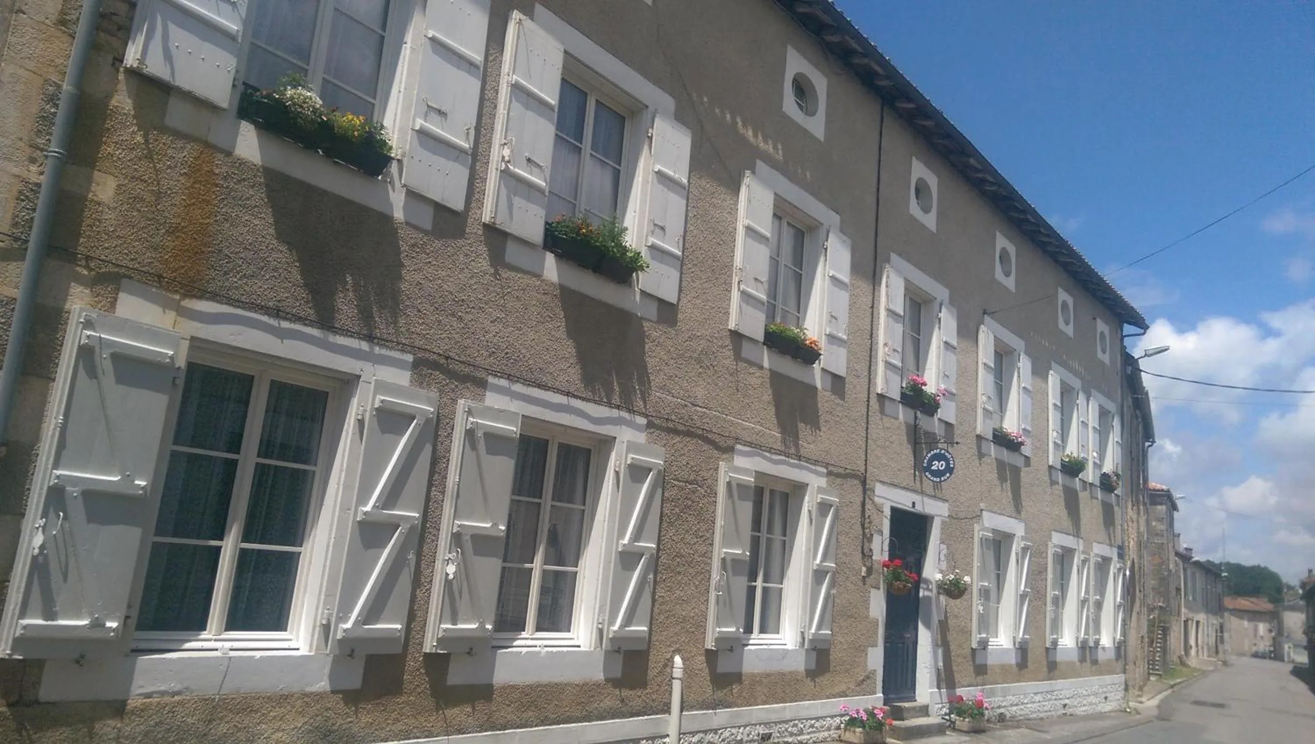 Facade/entrance in Vingt Grand Rue