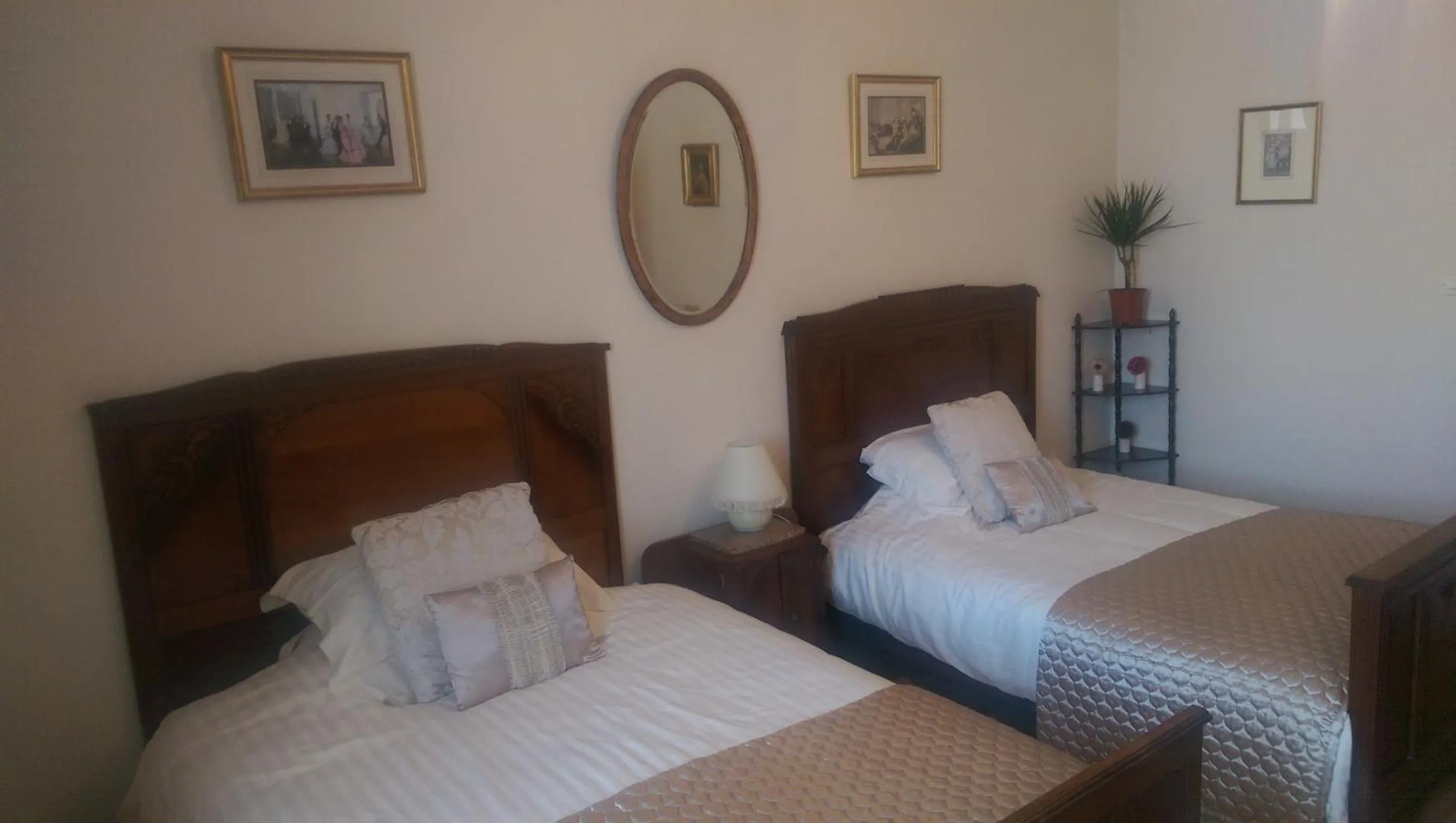 Large Twin Room in Vingt Grand Rue