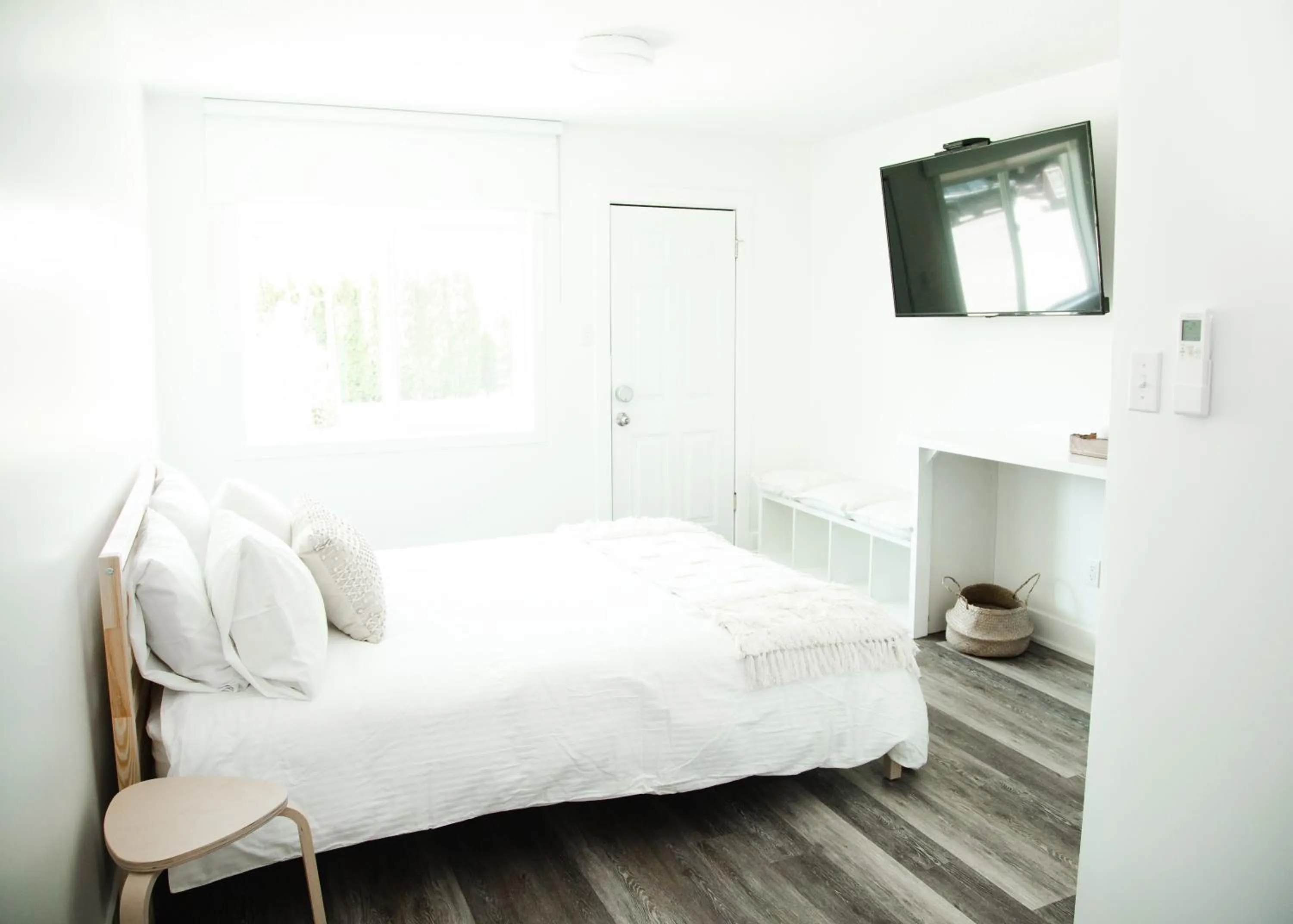 Bed in Naramata Courtyard Suites