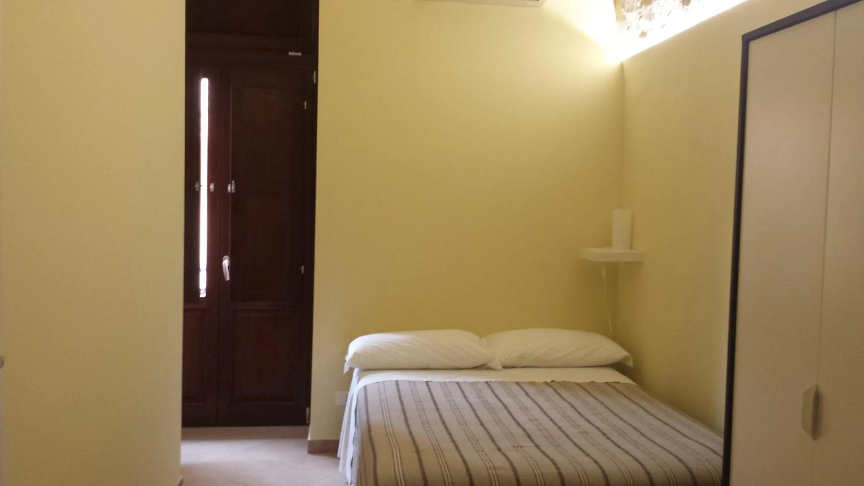 Bedroom, Bed in Beda Ragusa