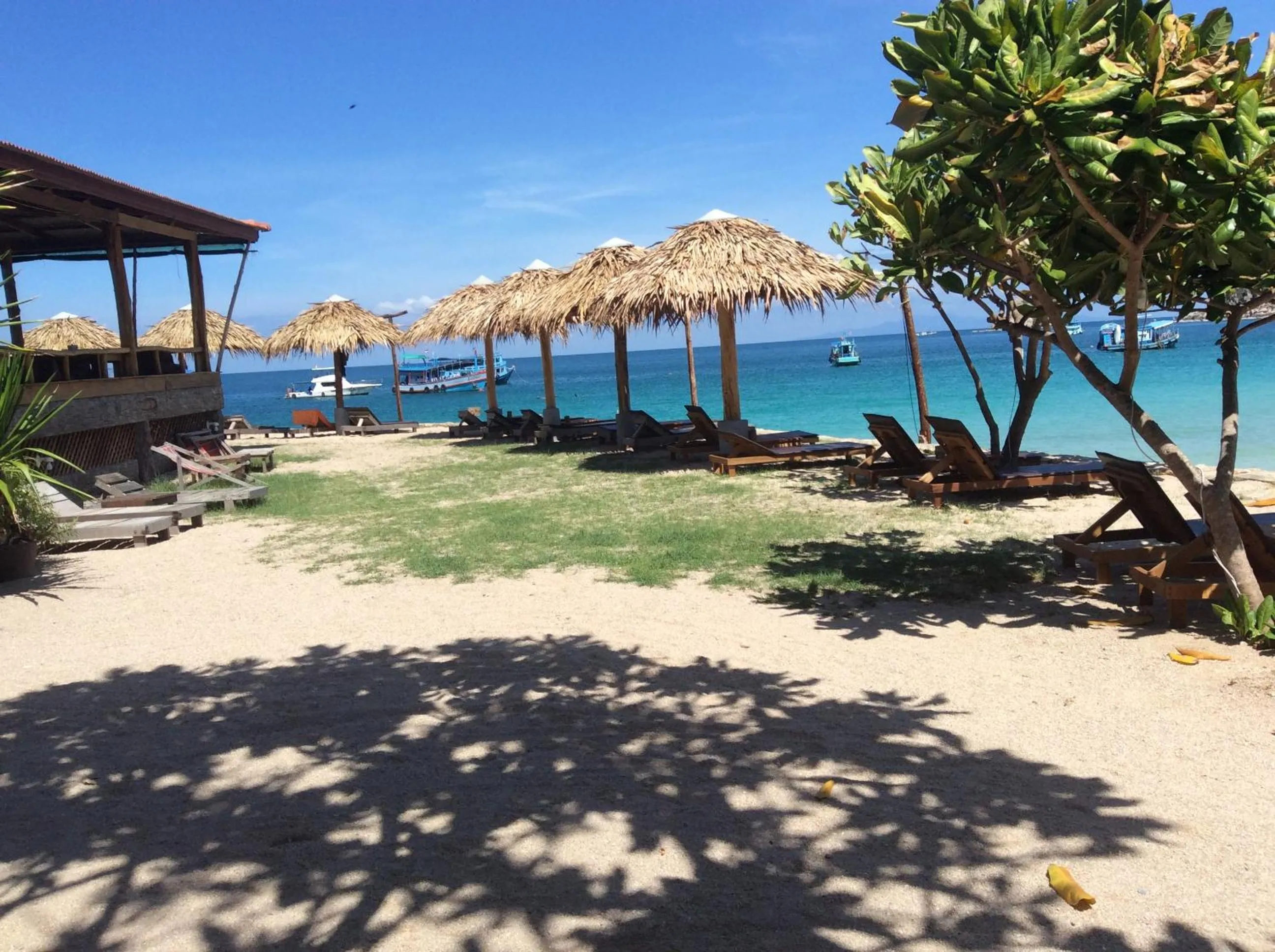 Food and drinks in Aow Leuk Grand Hill