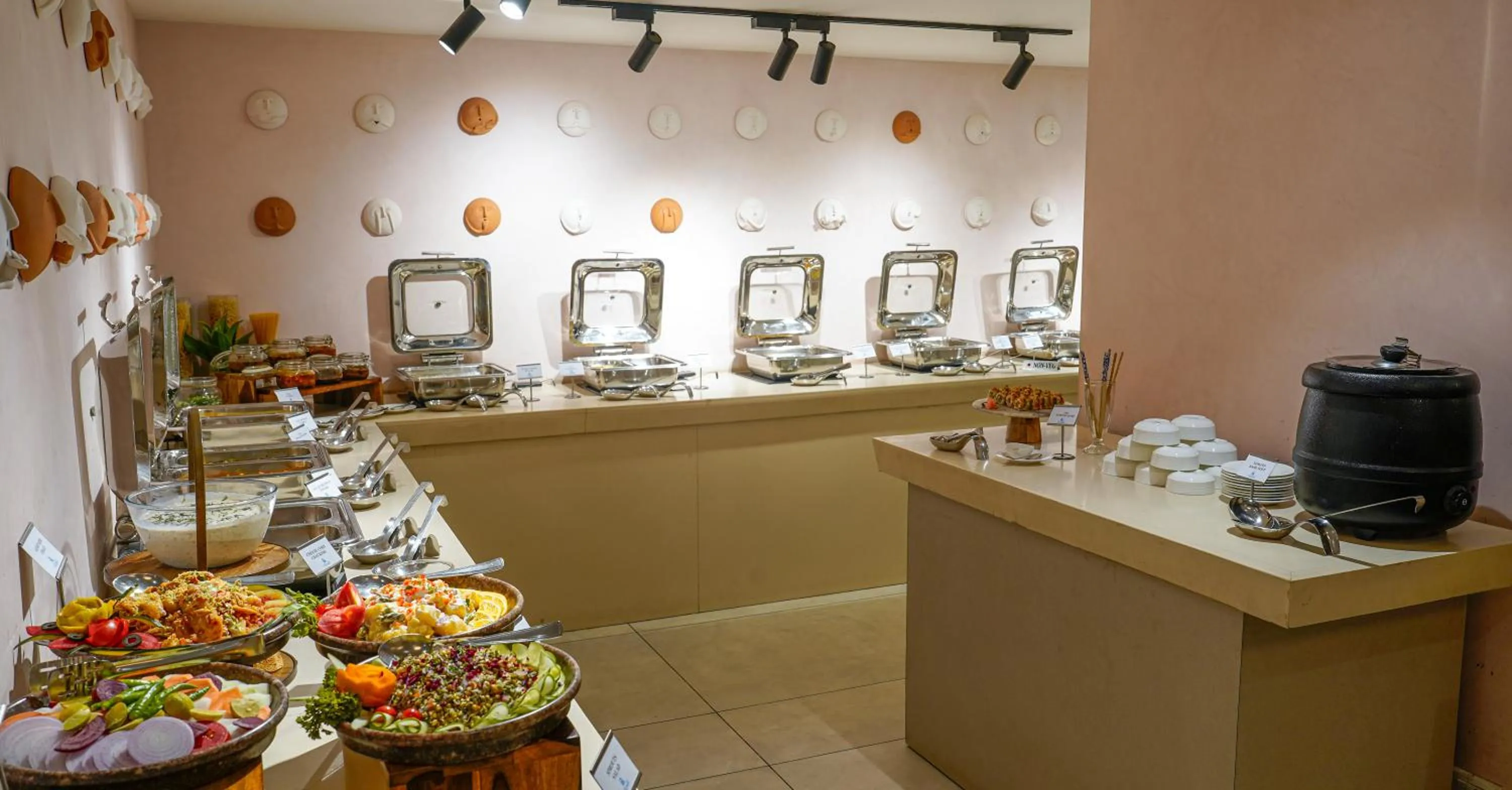 Restaurant/places to eat in Hotel Mayura