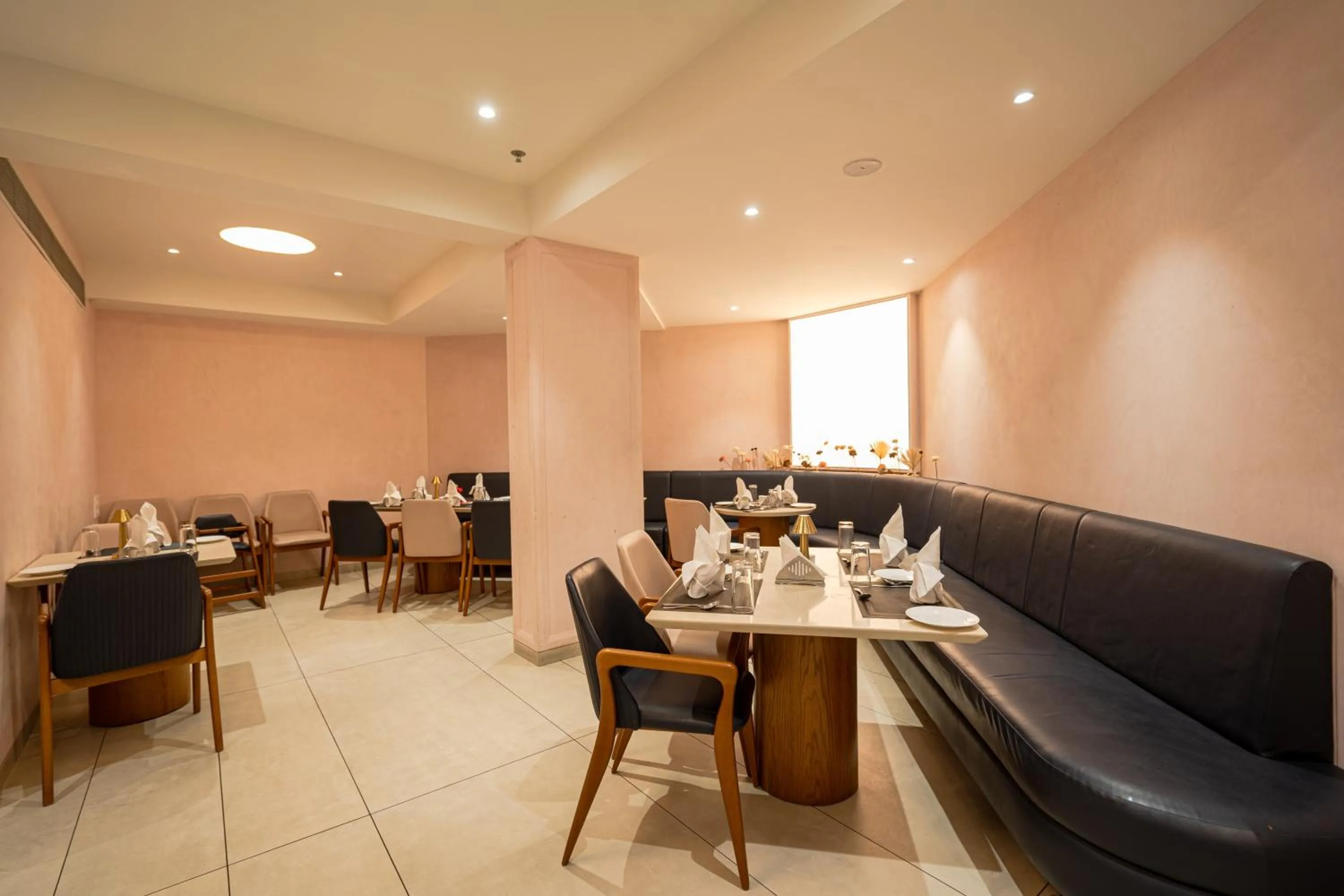 Restaurant/places to eat in Hotel Mayura