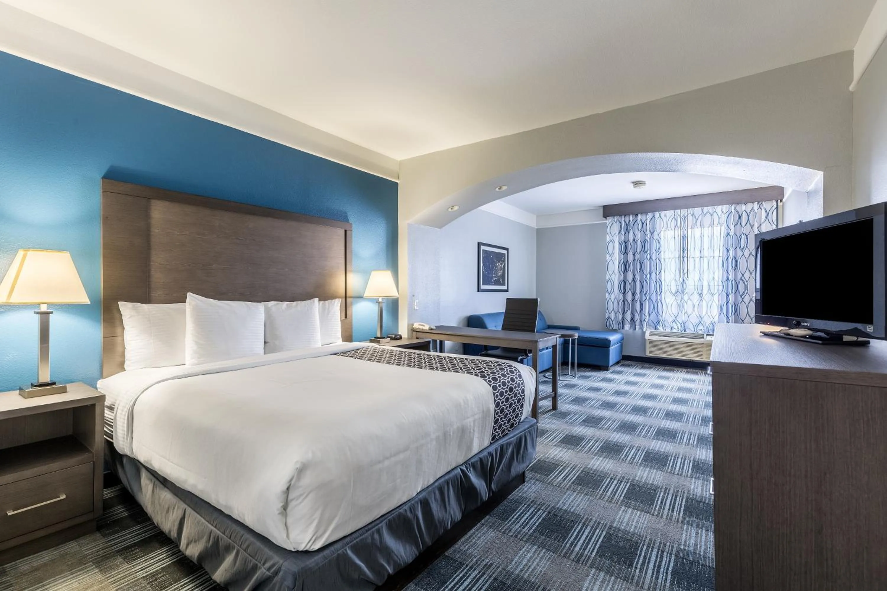 Bed in Platinum Inn & Suites Webster