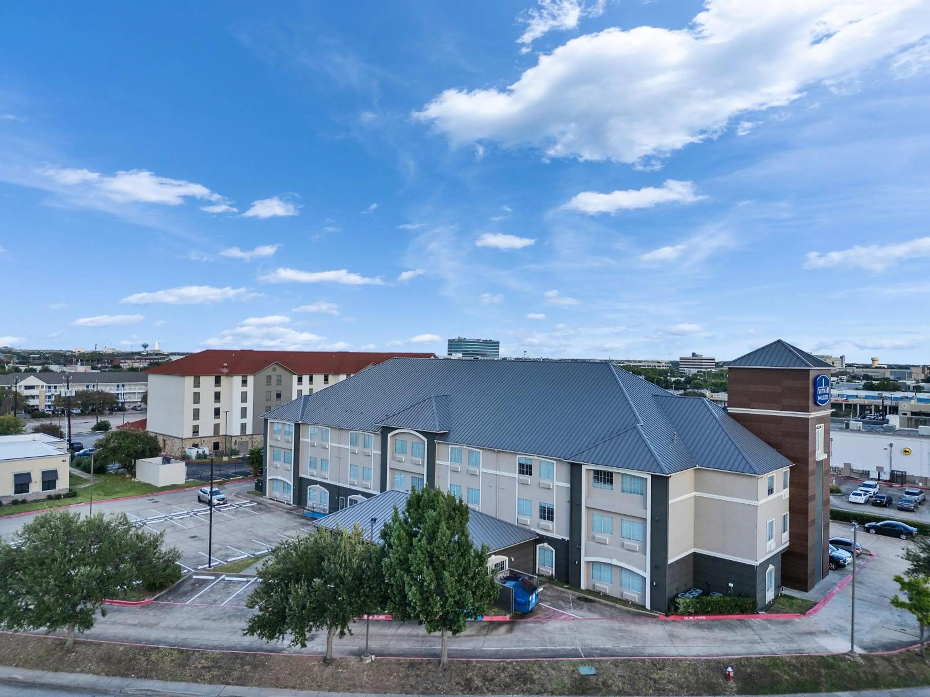 Property building in Platinum Inn & Suites Webster