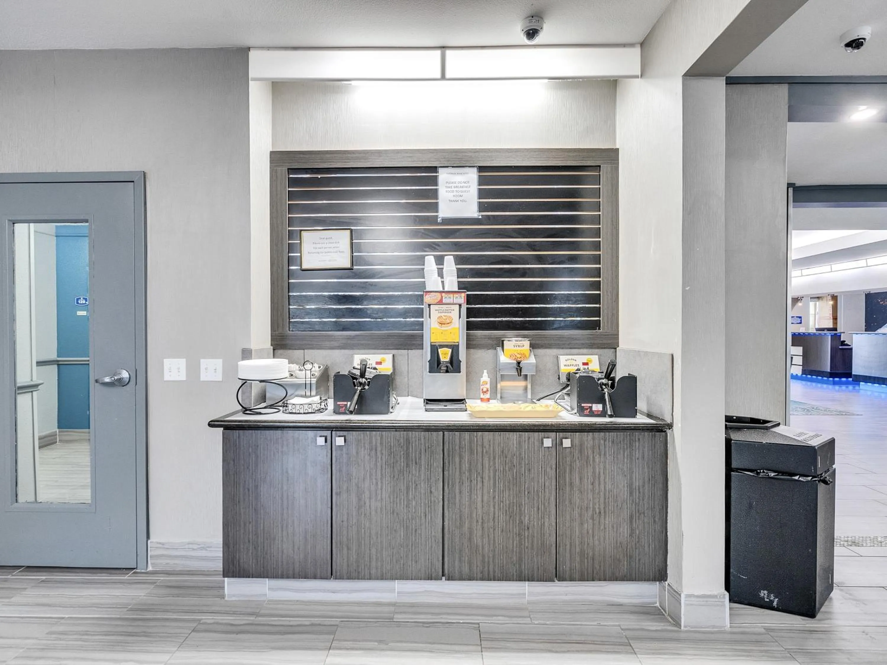 Coffee/tea facilities in Platinum Inn & Suites Webster