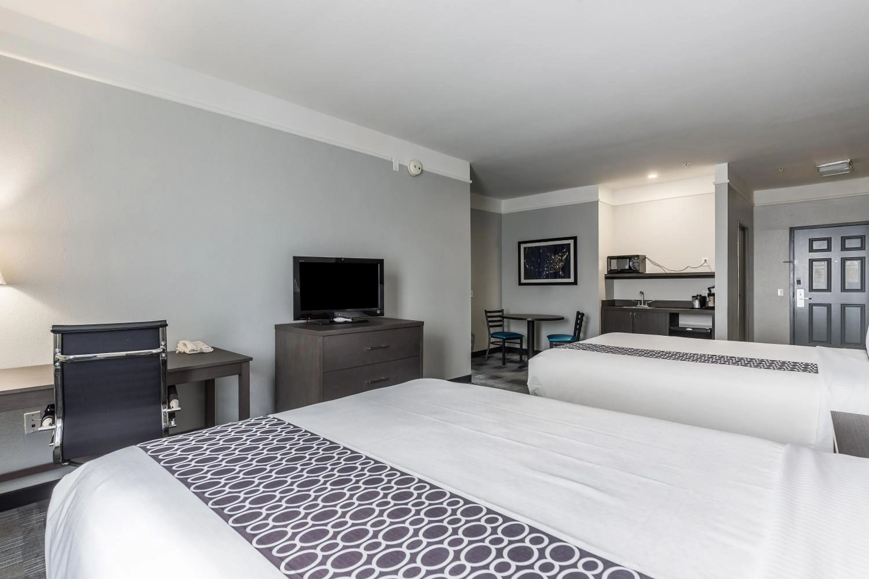 Bed in Platinum Inn & Suites Webster