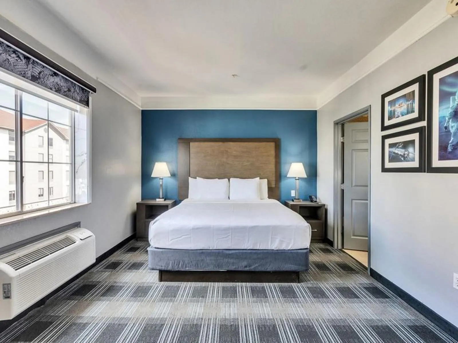 Bedroom, Bed in Platinum Inn & Suites Webster