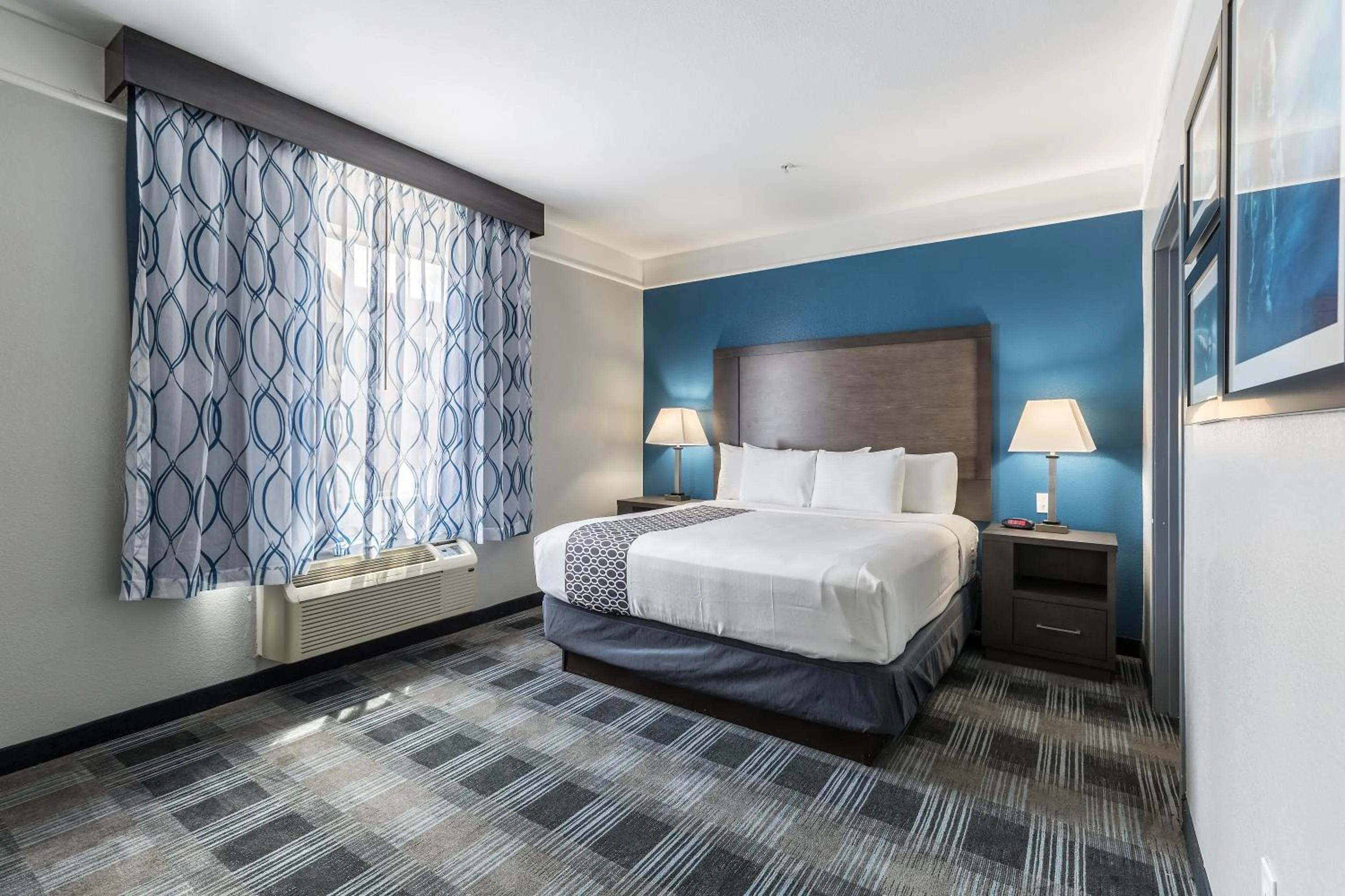 Bed in Platinum Inn & Suites Webster