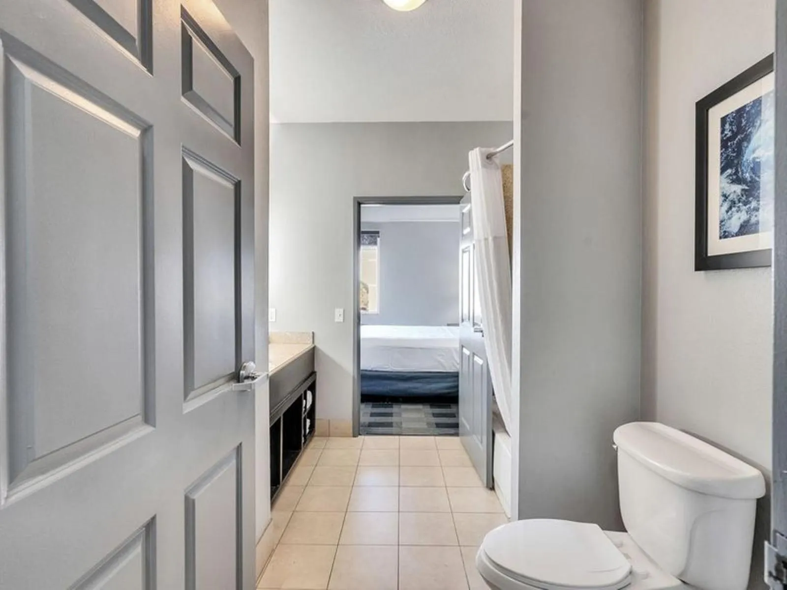 Bathroom, Bed in Platinum Inn & Suites Webster