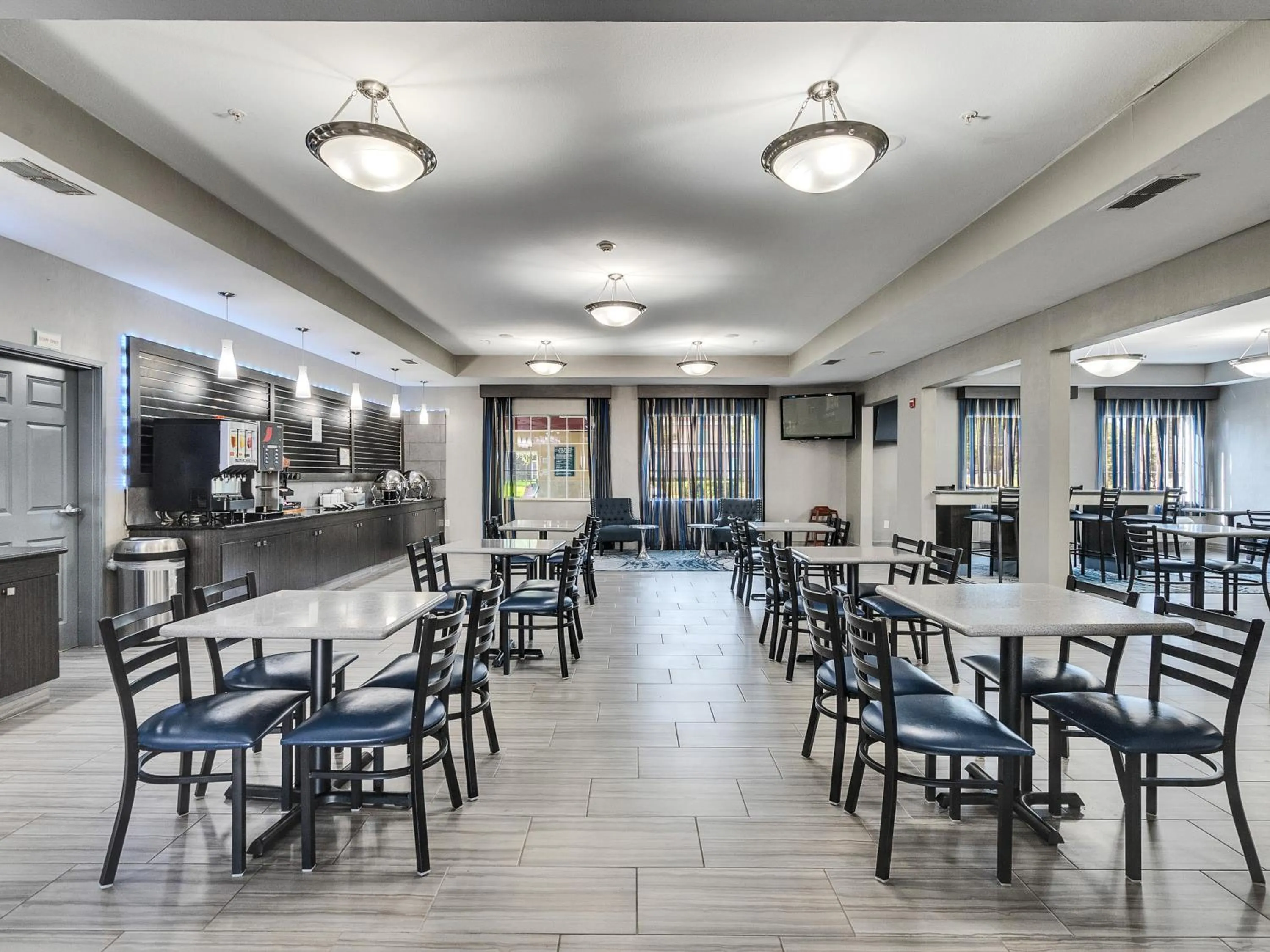 Food and drinks in Platinum Inn & Suites Webster