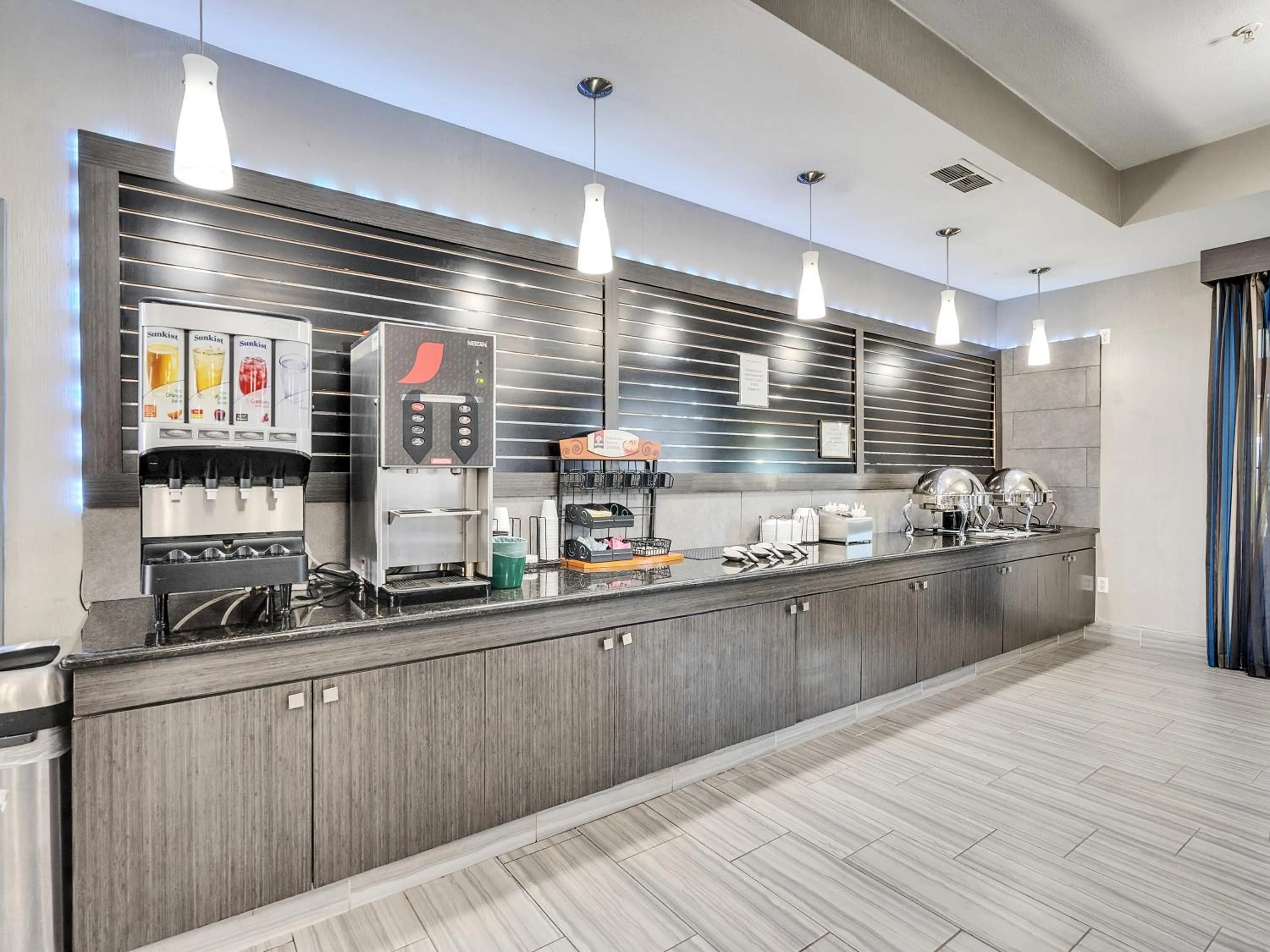 Food and drinks in Platinum Inn & Suites Webster