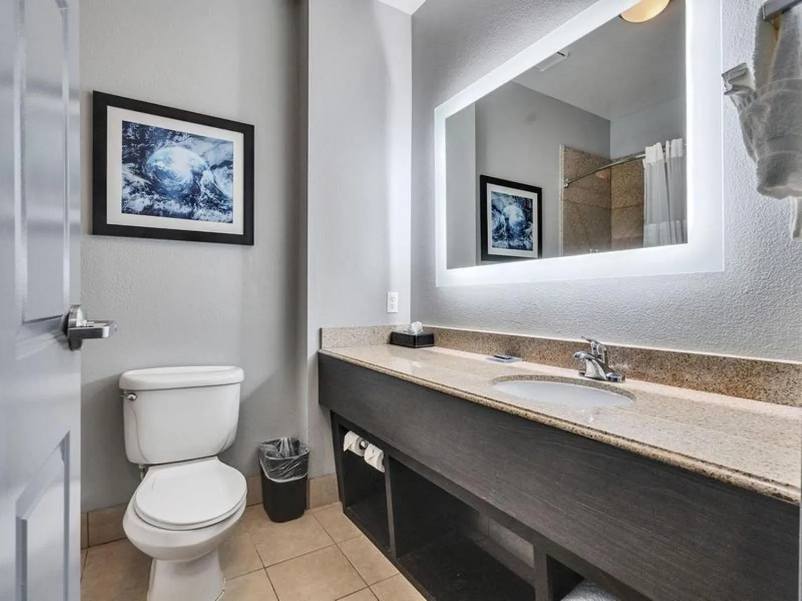 Bathroom in Platinum Inn & Suites Webster