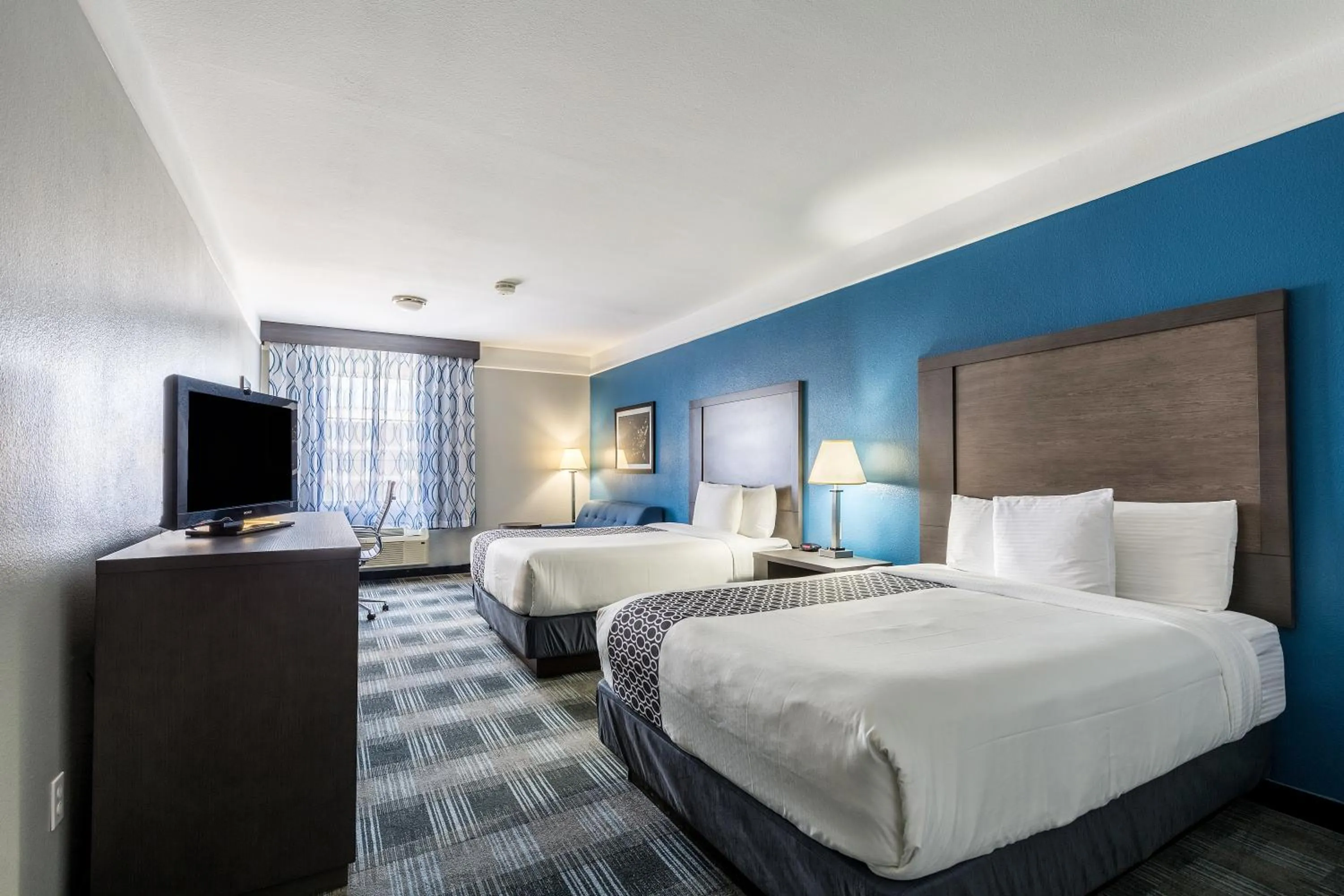 Bed in Platinum Inn & Suites Webster