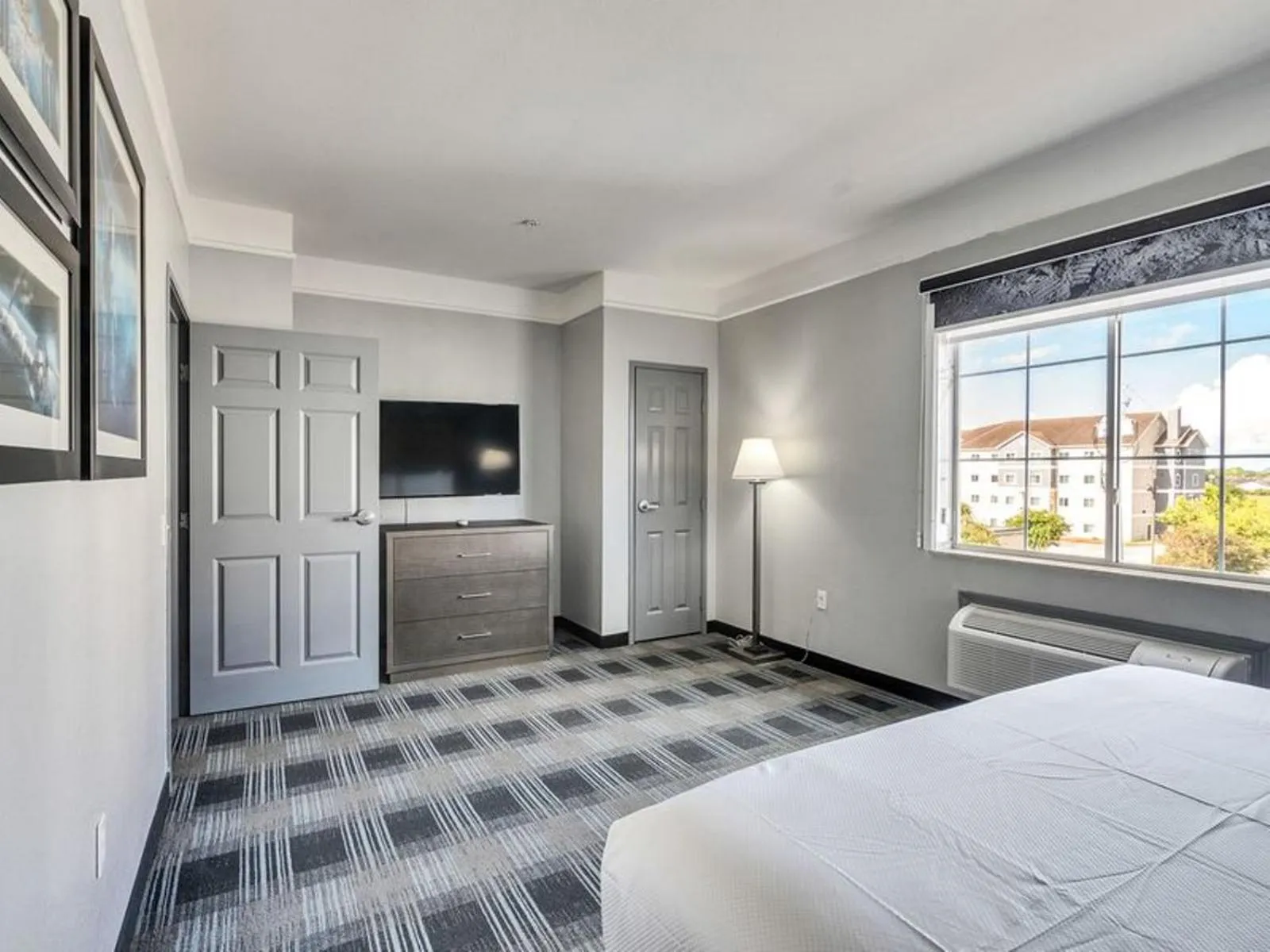 Bathroom, Bed in Platinum Inn & Suites Webster