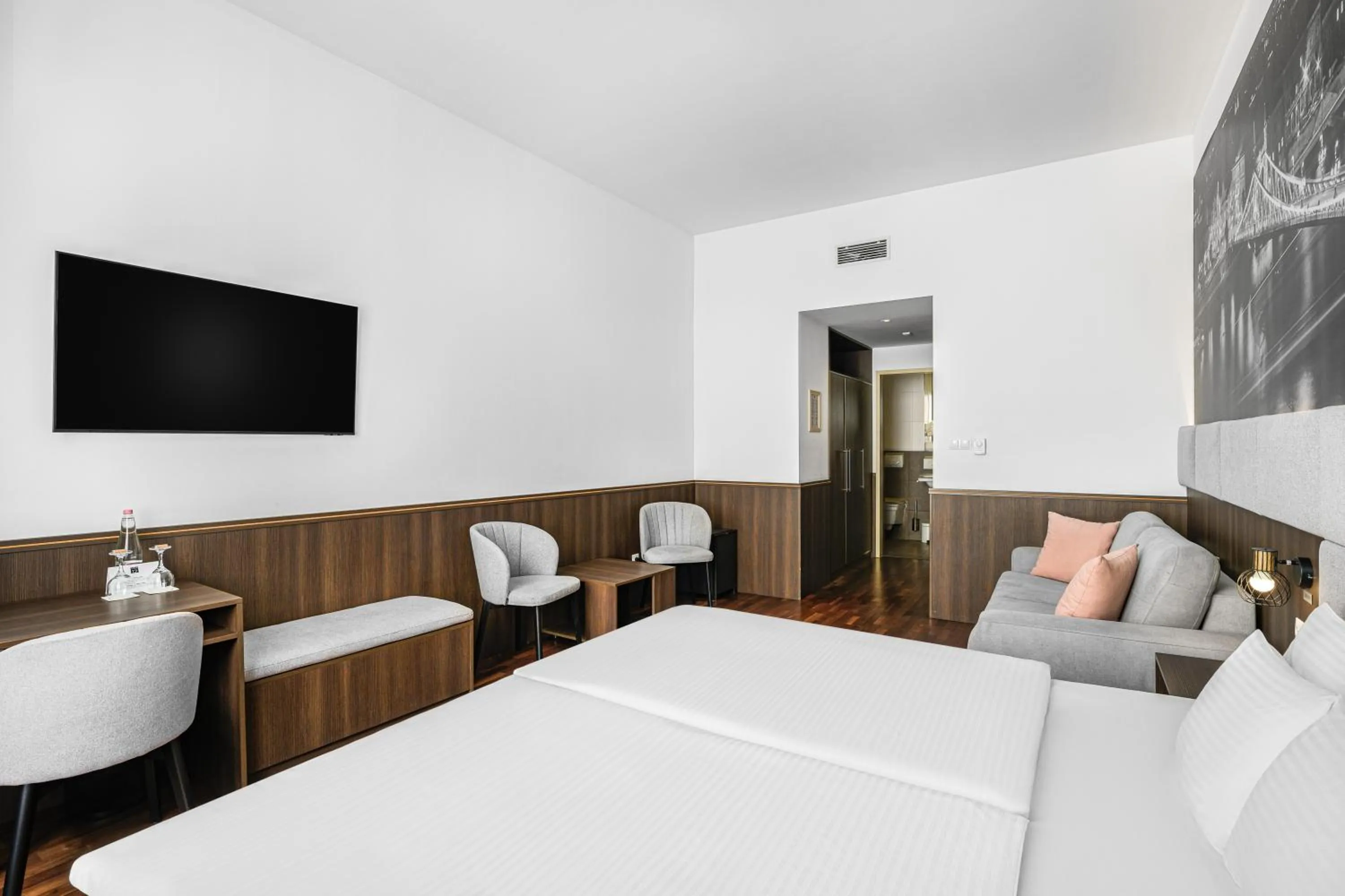 Bedroom, Bed in 12 Revay Hotel