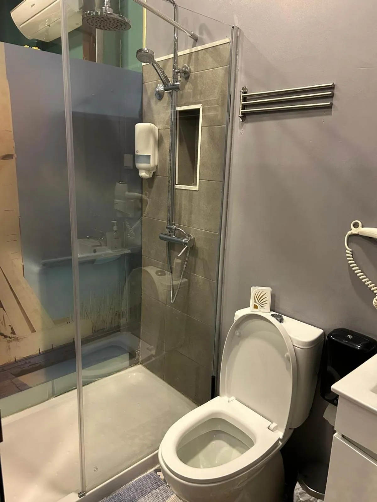 Shower in Sao Jorge Apartments & Suites