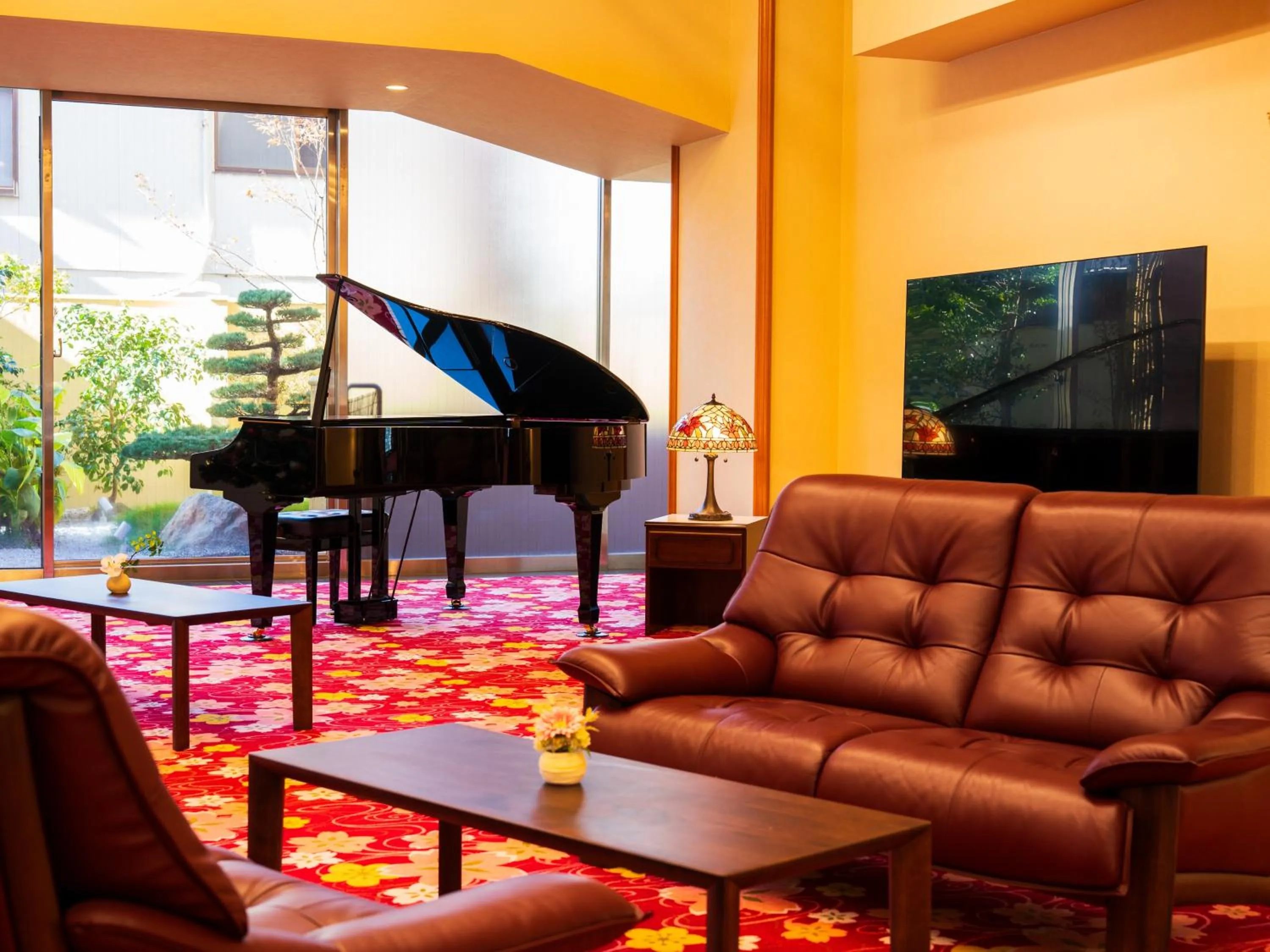 Communal lounge/ TV room in BeppuOnsen Hotel Sansenkaku