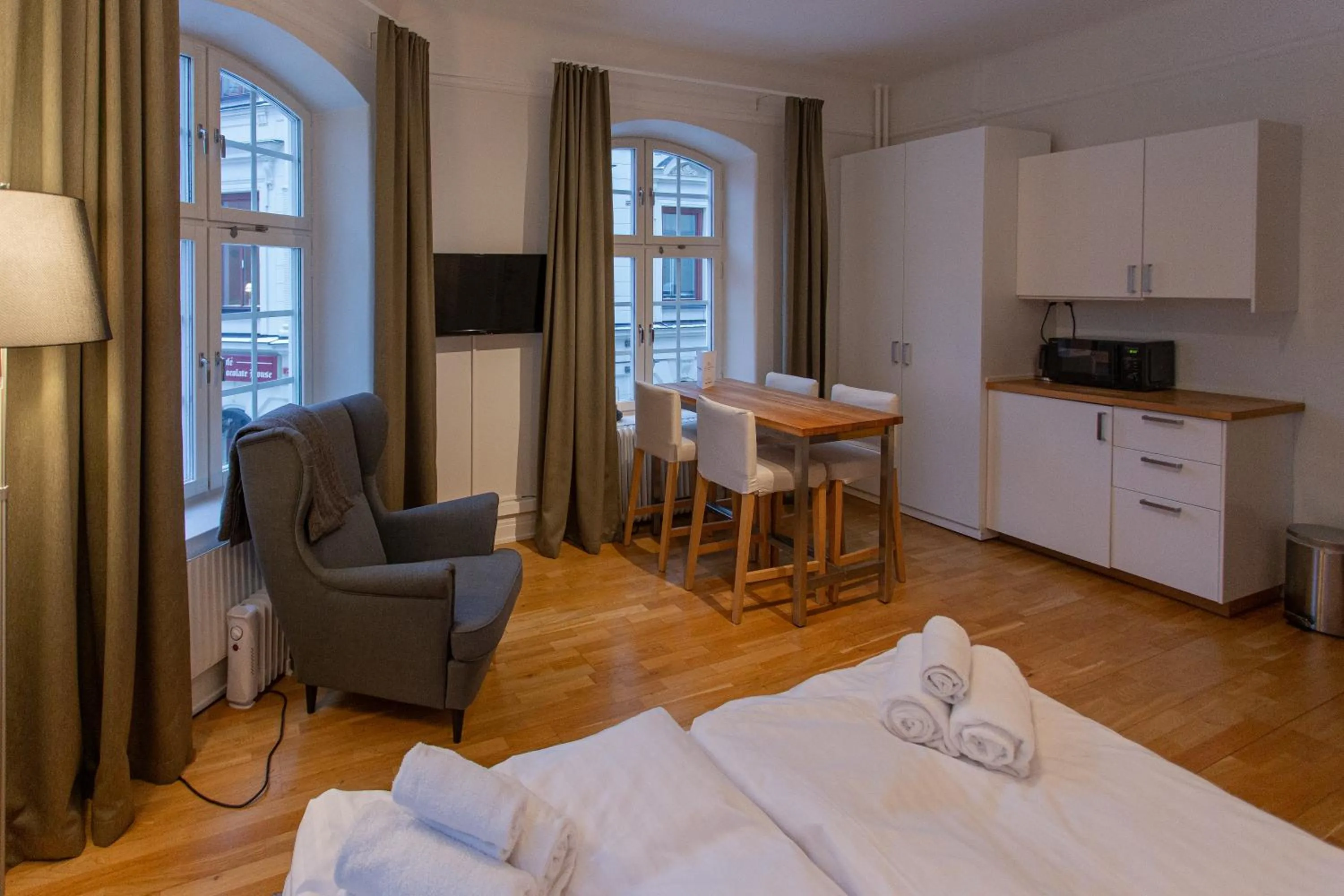 Kitchen or kitchenette, Bed in Continental Apartment Hotel Sundsvall