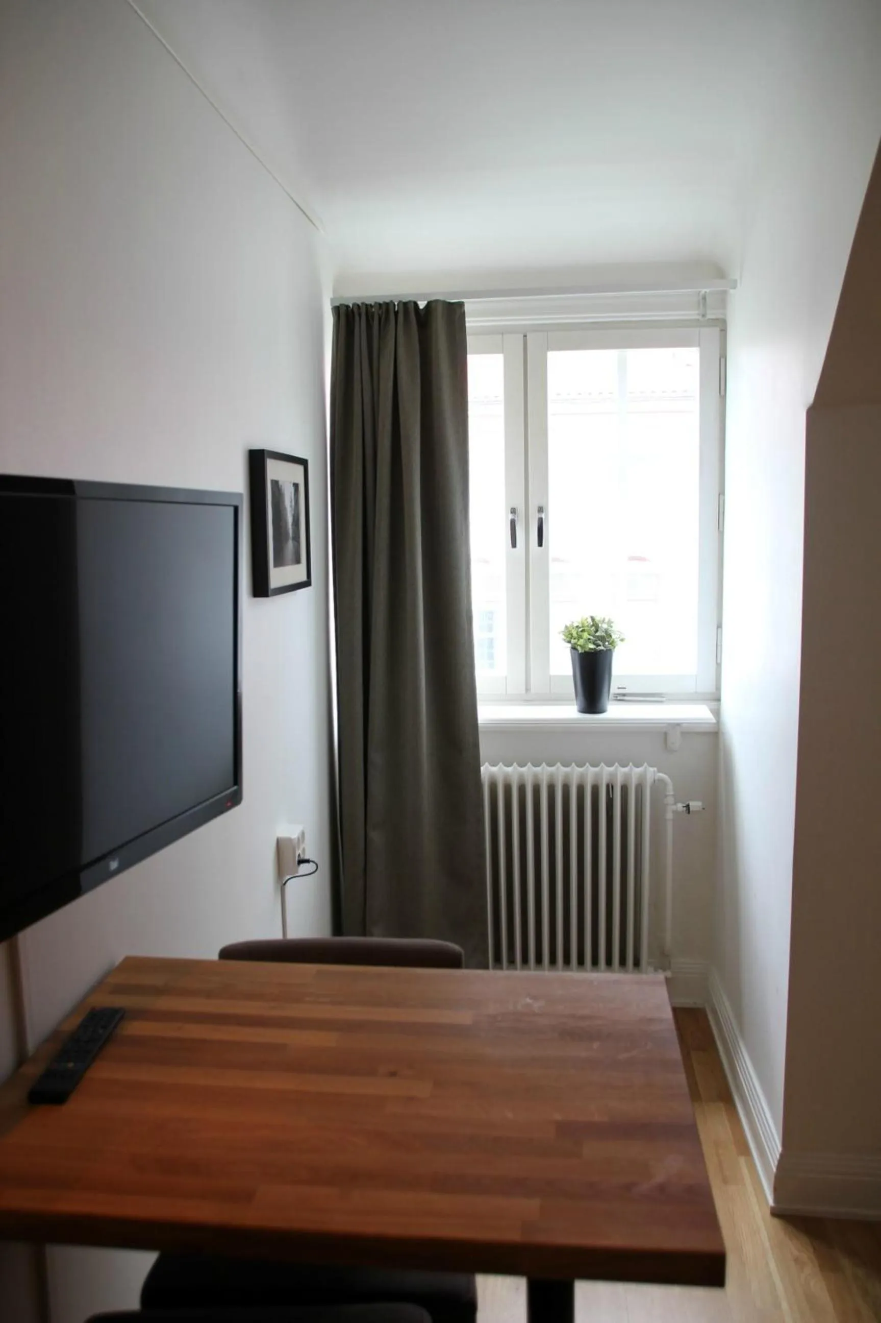 TV and multimedia in Continental Apartment Hotel Sundsvall