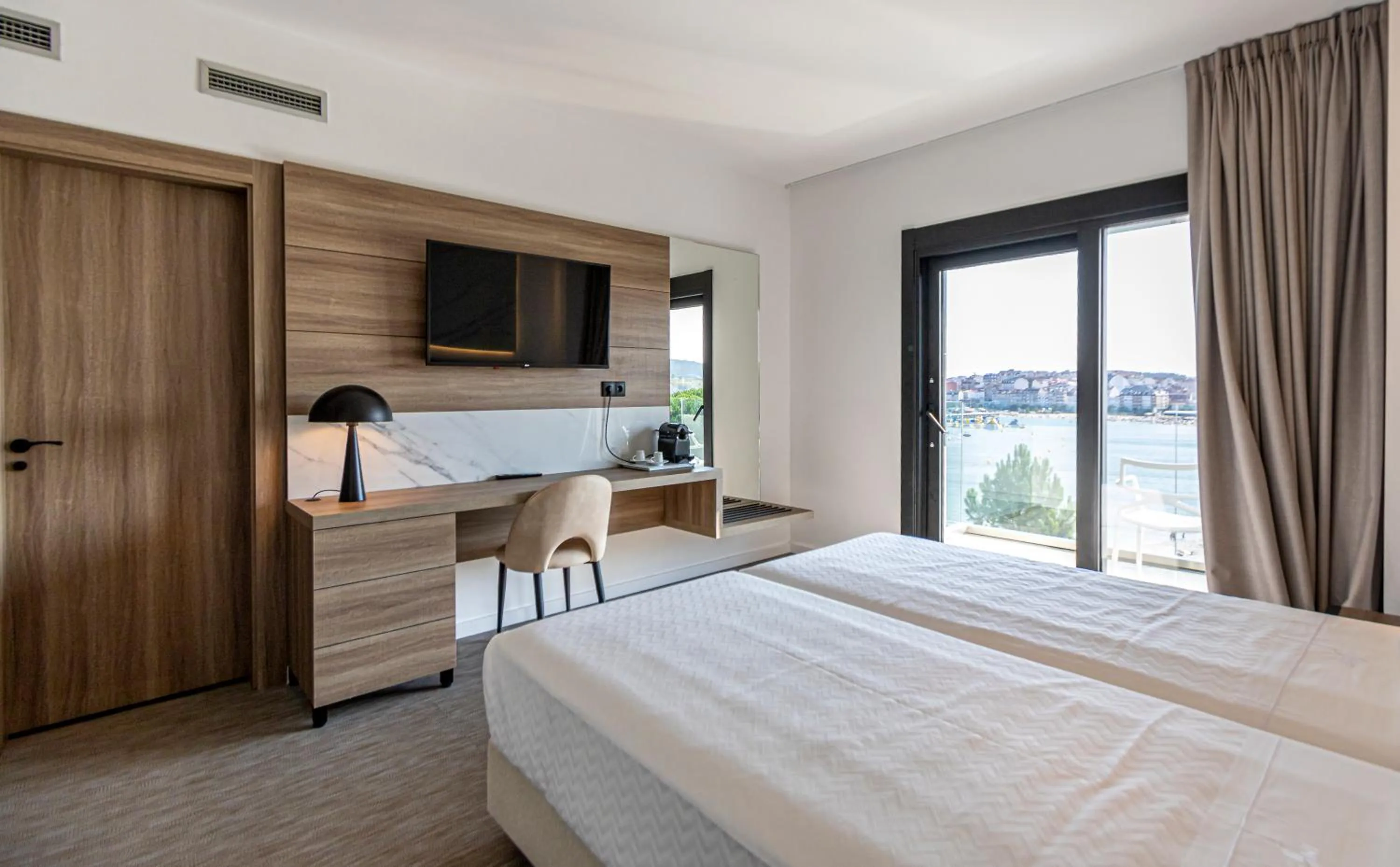 Photo of the whole room, Bed in Hotel Inffinit Sanxenxo