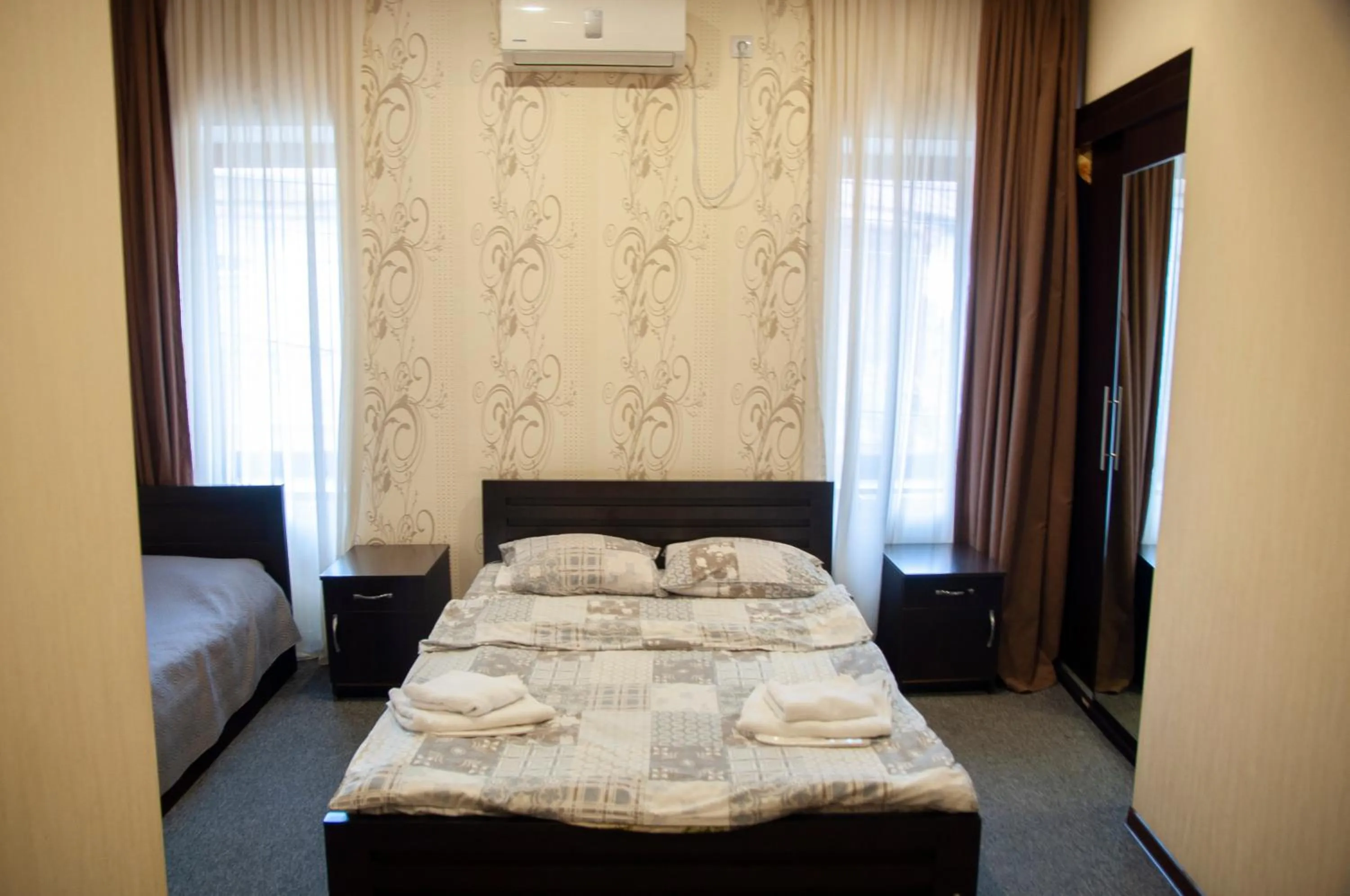 Property building, Bed in 7 Rooms