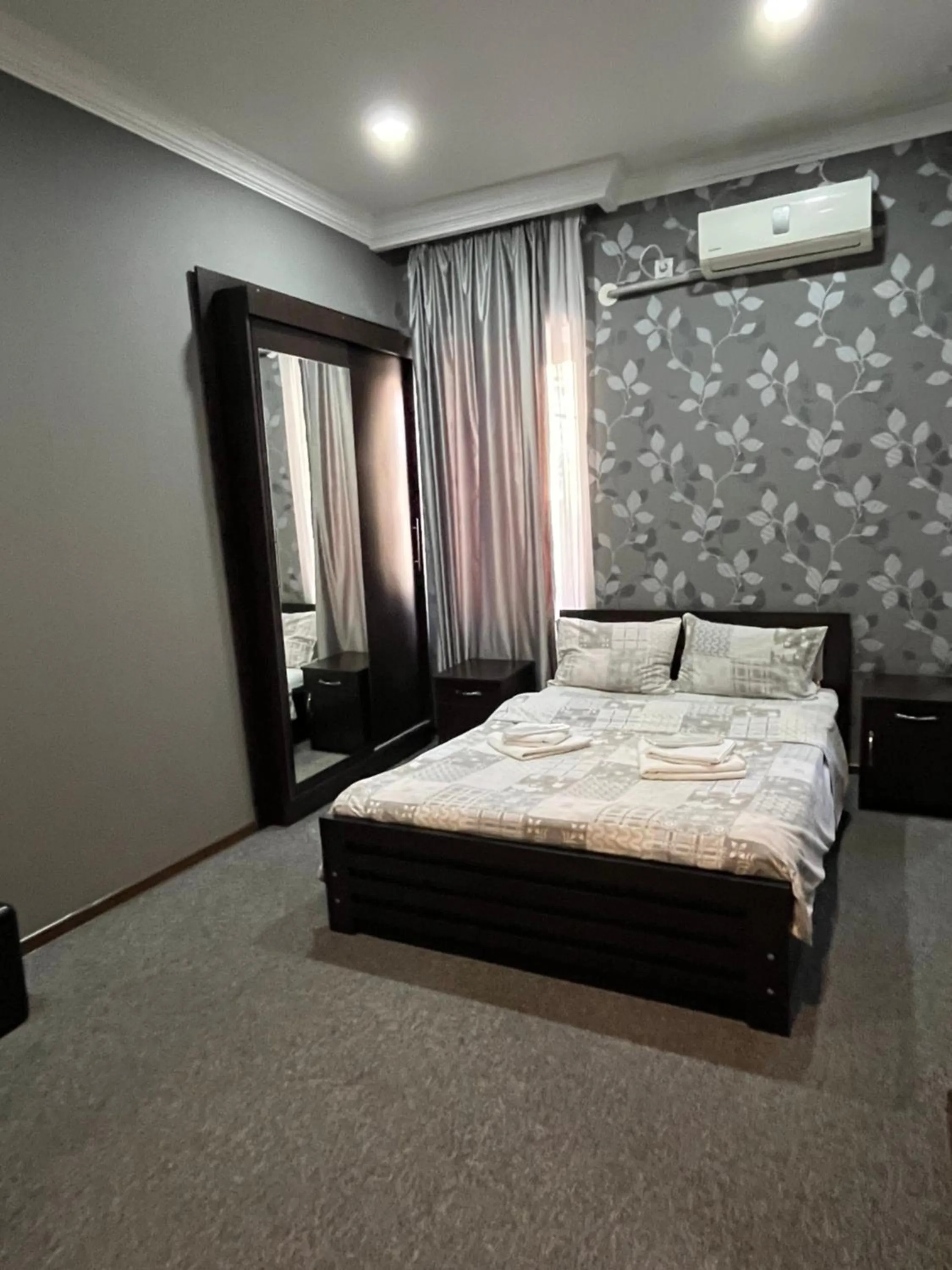 Property building, Bed in 7 Rooms