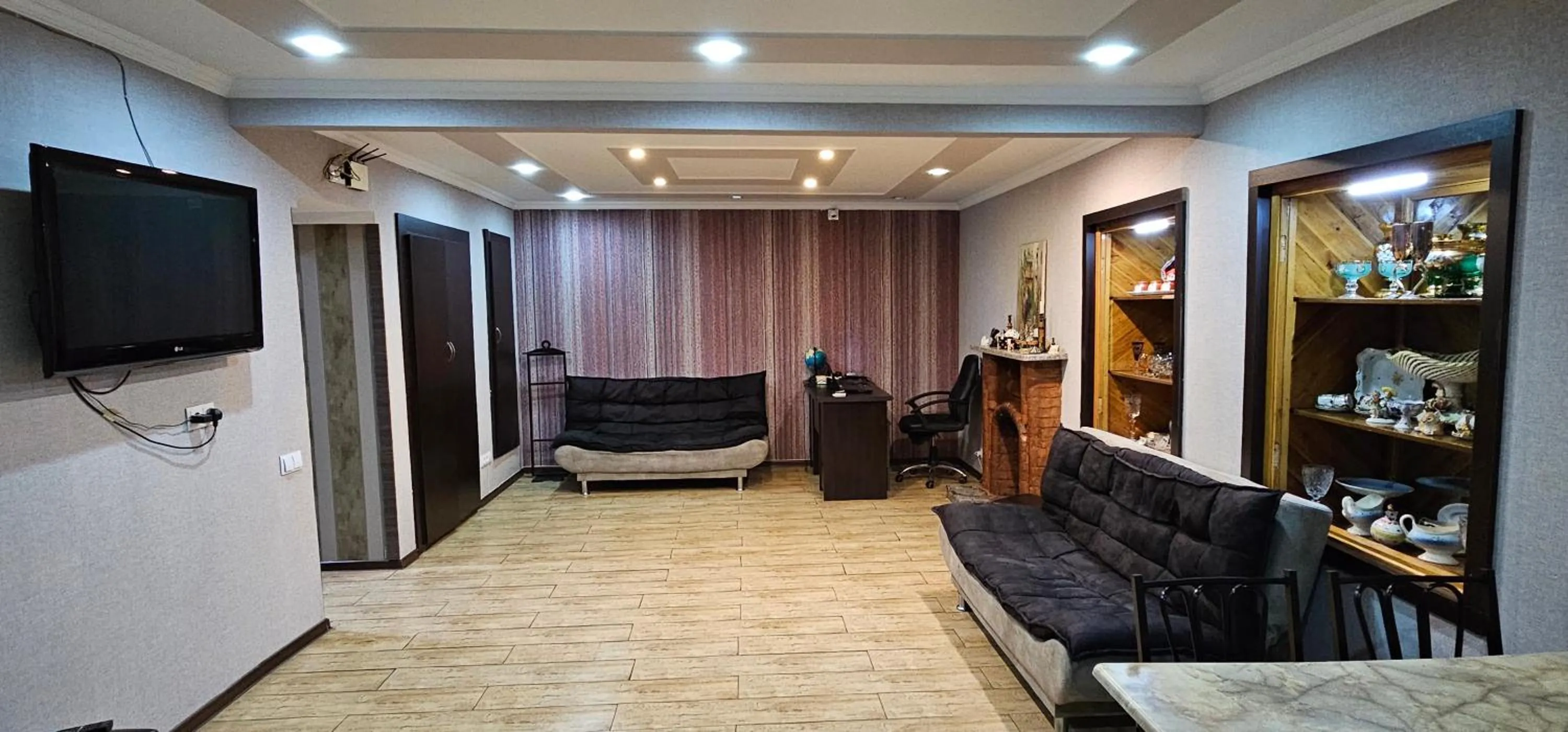 Restaurant/places to eat in 7 Rooms