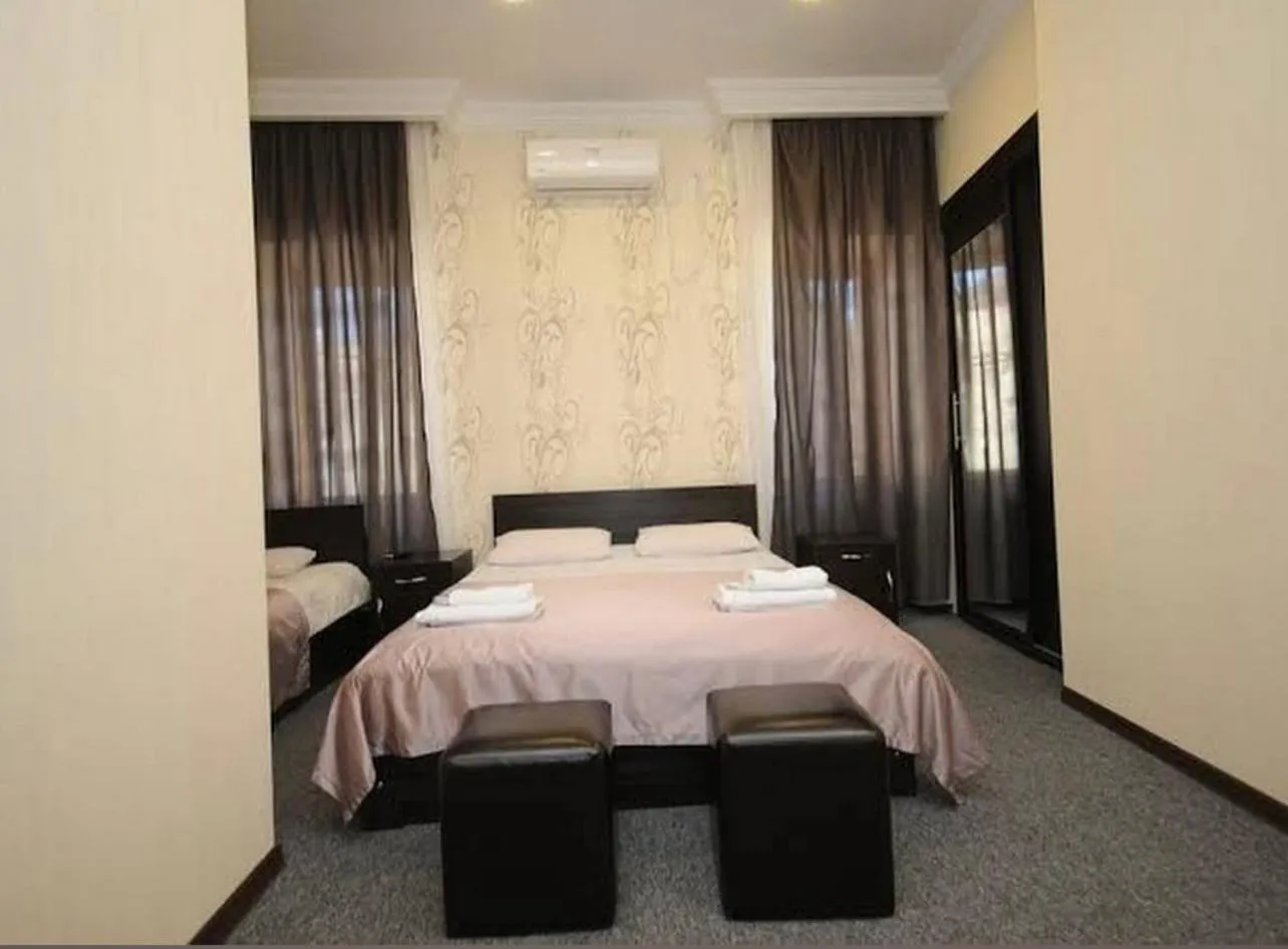 Property building, Bed in 7 Rooms