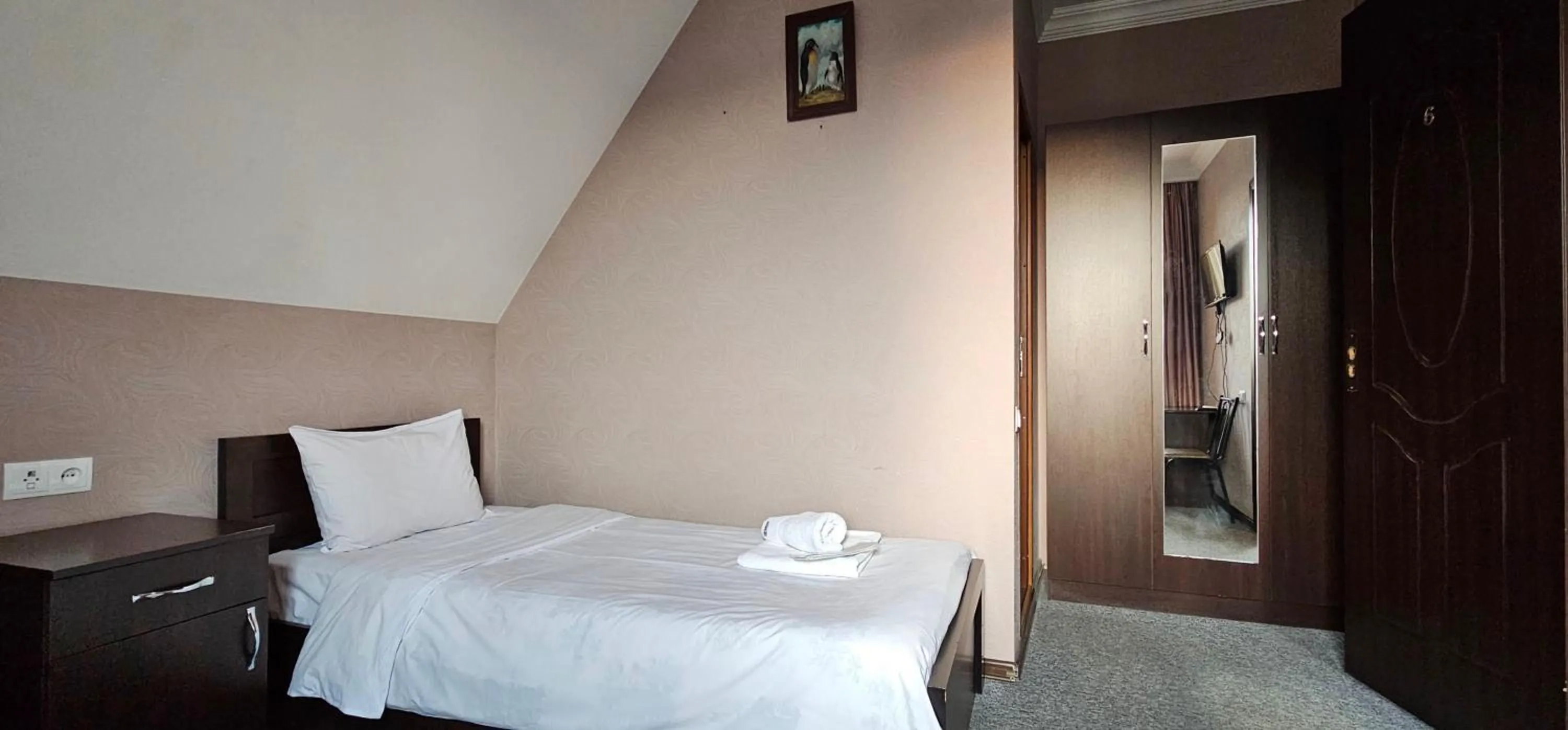 Photo of the whole room, Bed in 7 Rooms