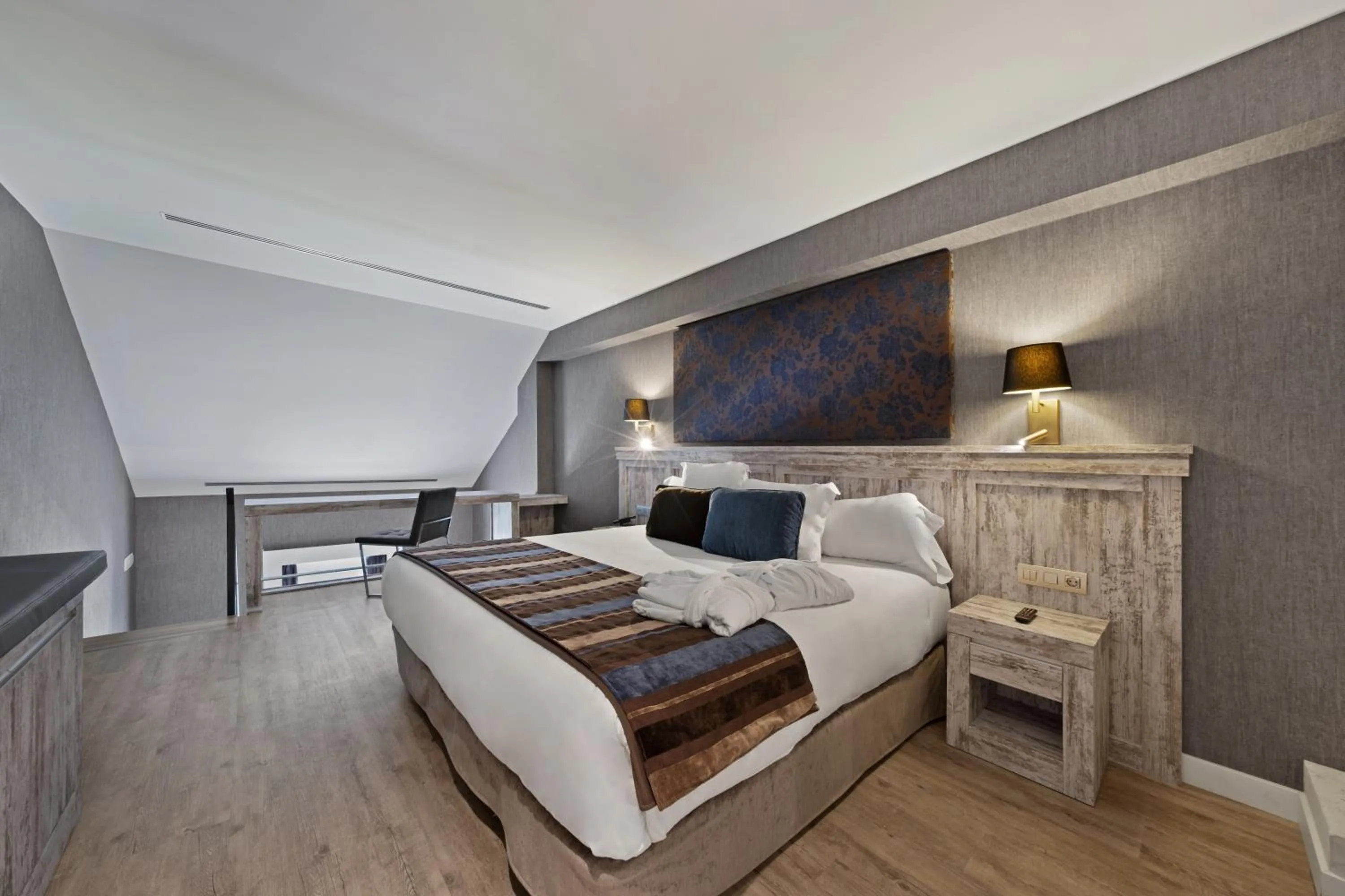 Photo of the whole room, Bed in Castilla Termal Monasterio de Valbuena - Small Luxury Hotels