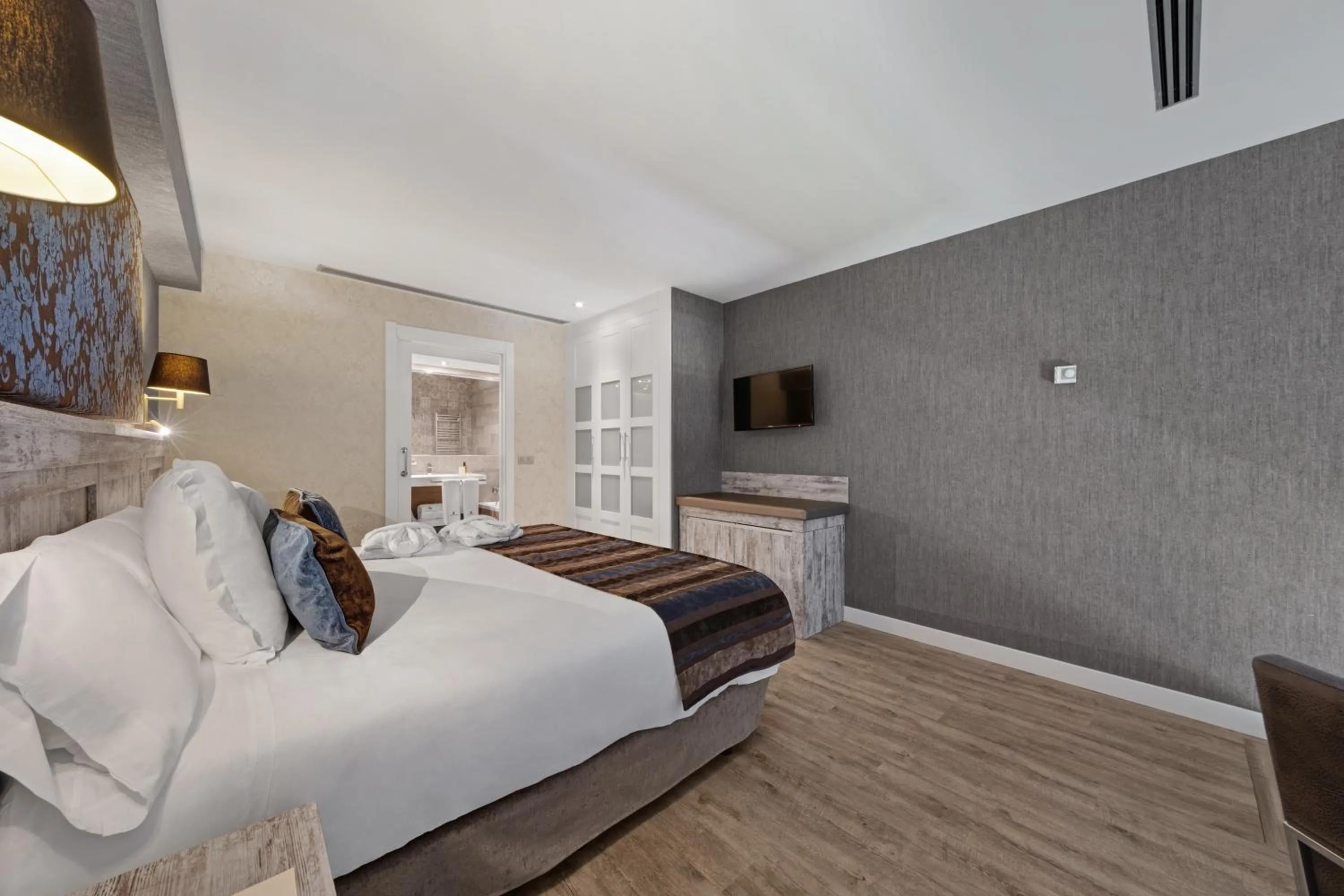 Photo of the whole room, Bed in Castilla Termal Monasterio de Valbuena - Small Luxury Hotels