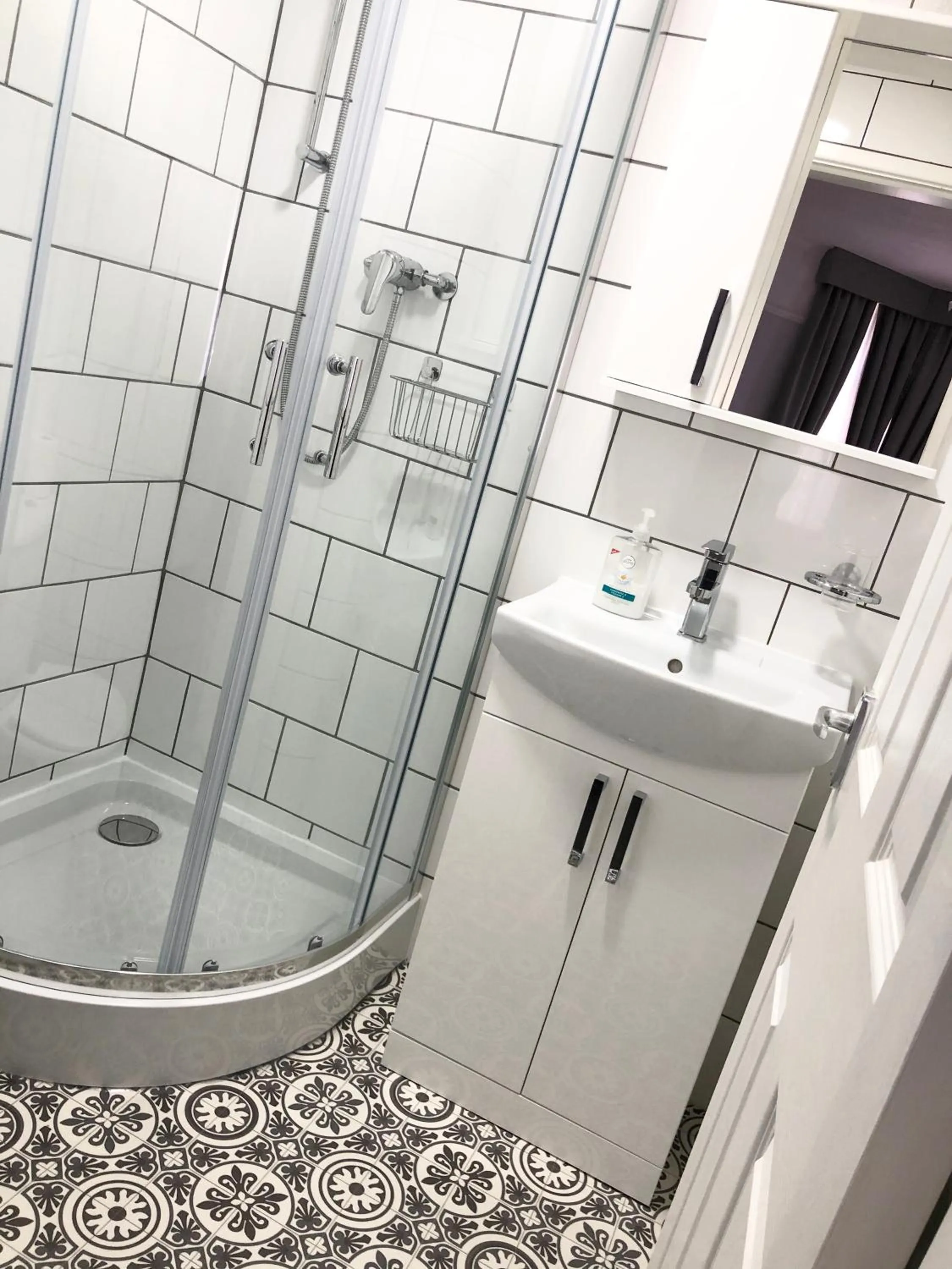 Shower in Chadberry House Hotel