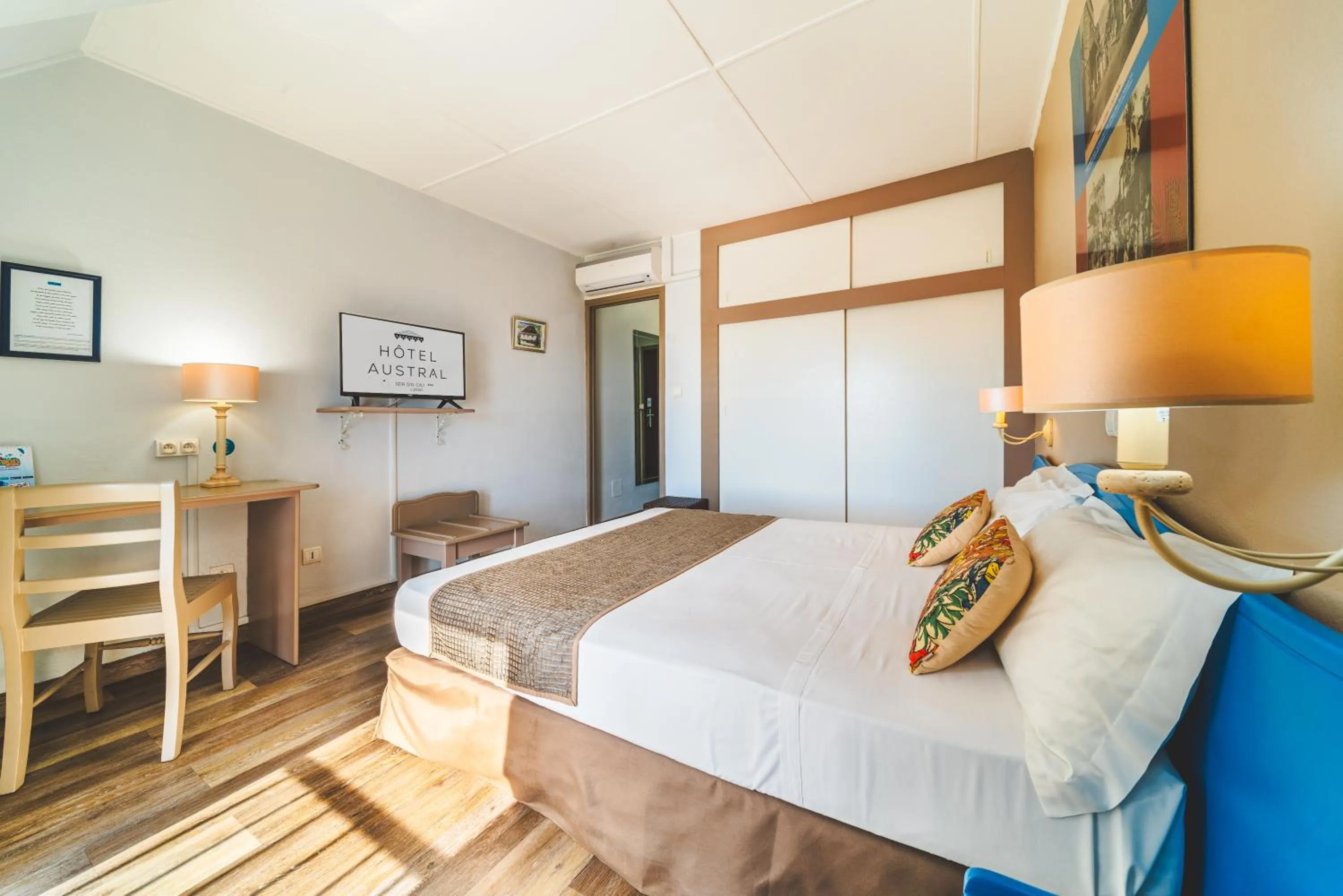 Bedroom, Bed in Hotel Austral by Exsel