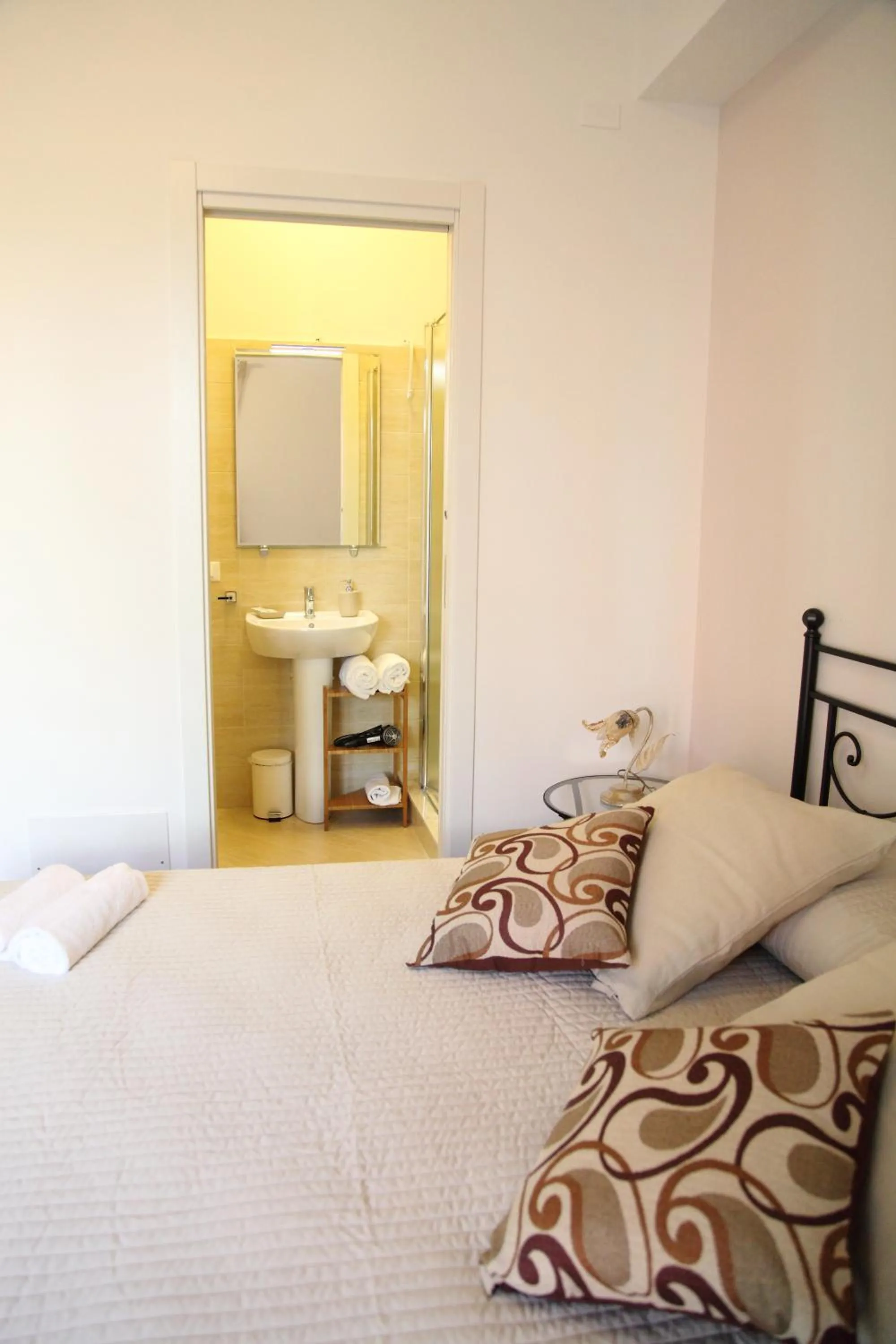 Bathroom, Bed in B&B Evelyne