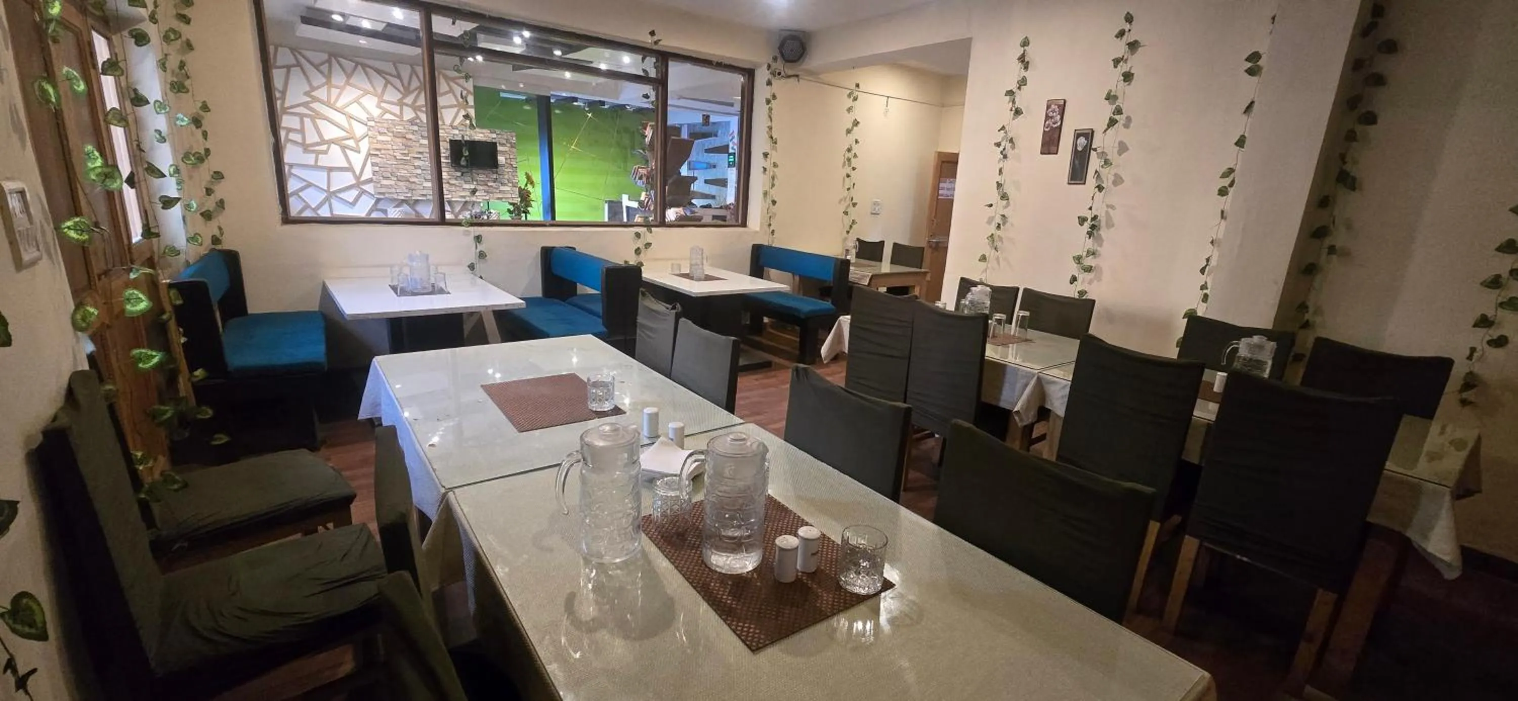 Restaurant/places to eat in The White Yak Hotel