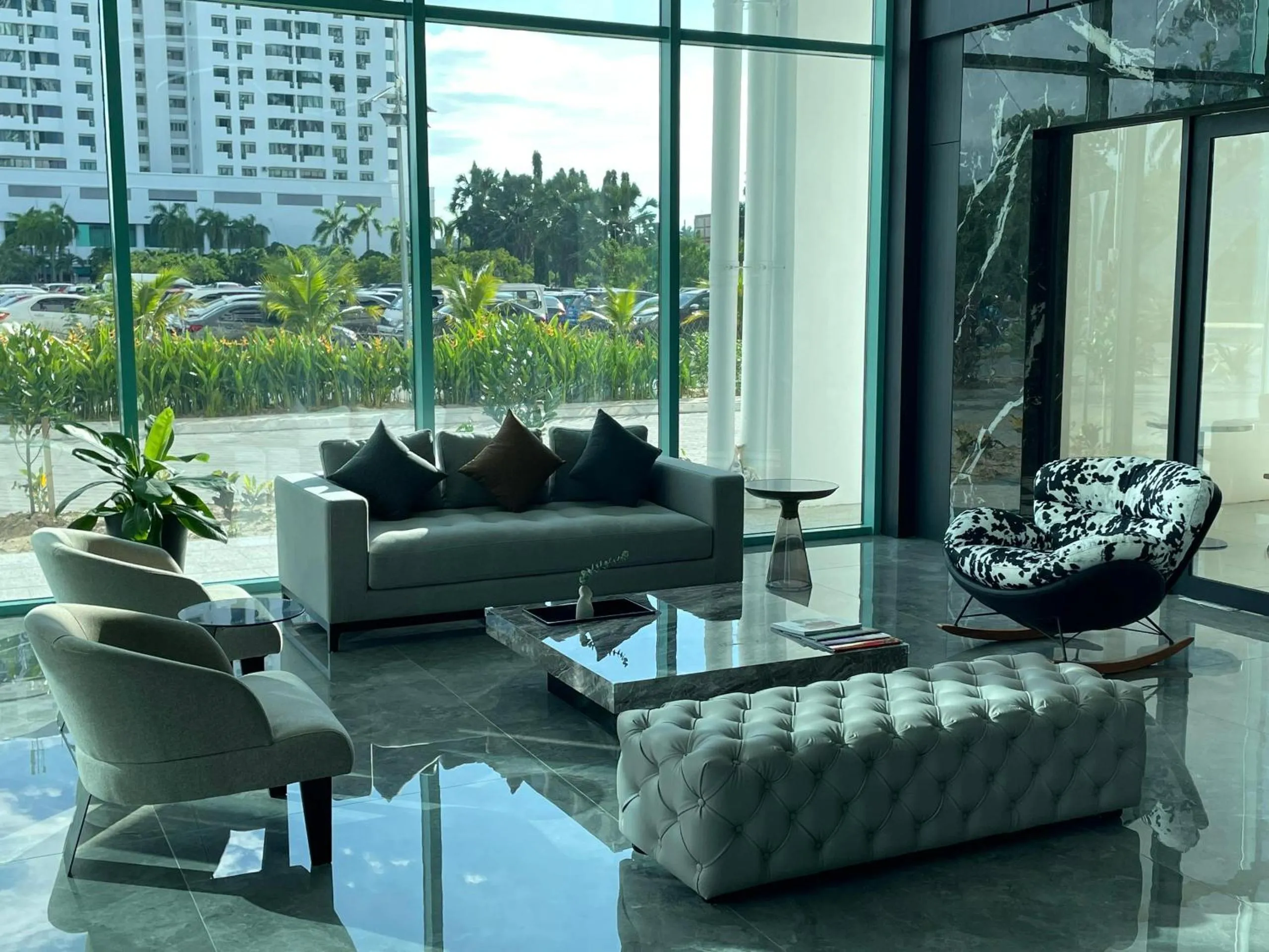 Communal lounge/ TV room in Bay Win La,mer Butik