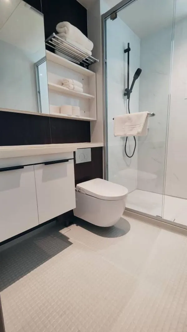 Shower in Bay Win La,mer Butik