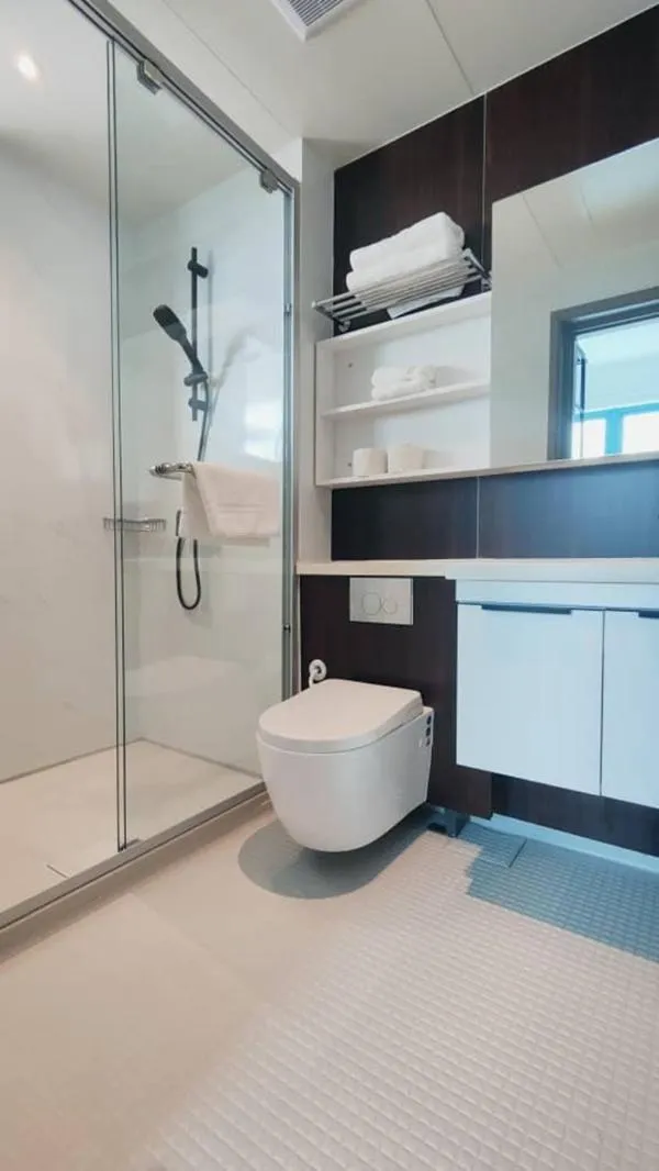 Shower in Bay Win La,mer Butik