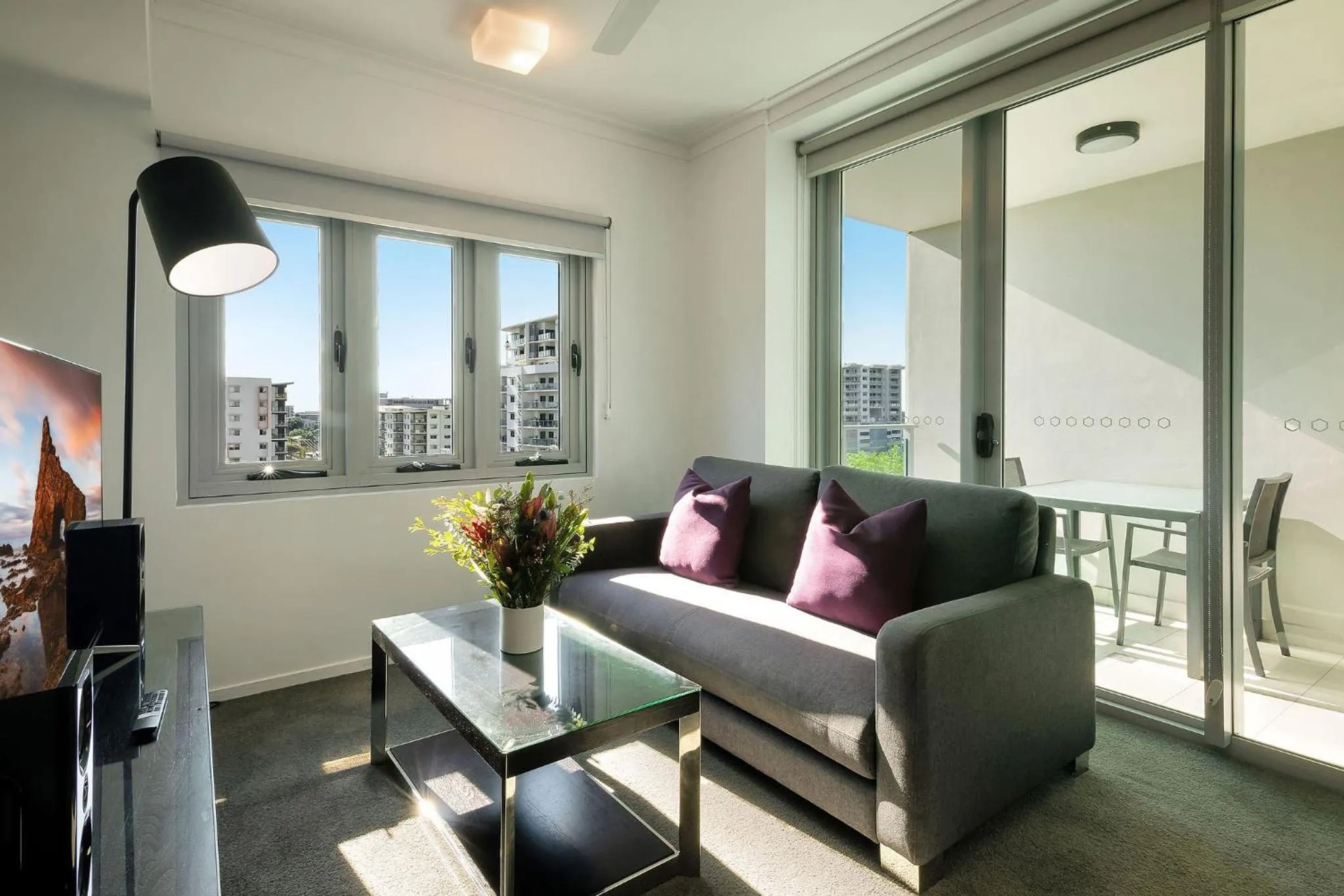 Communal lounge/ TV room in H on Mitchell Apartment Hotel