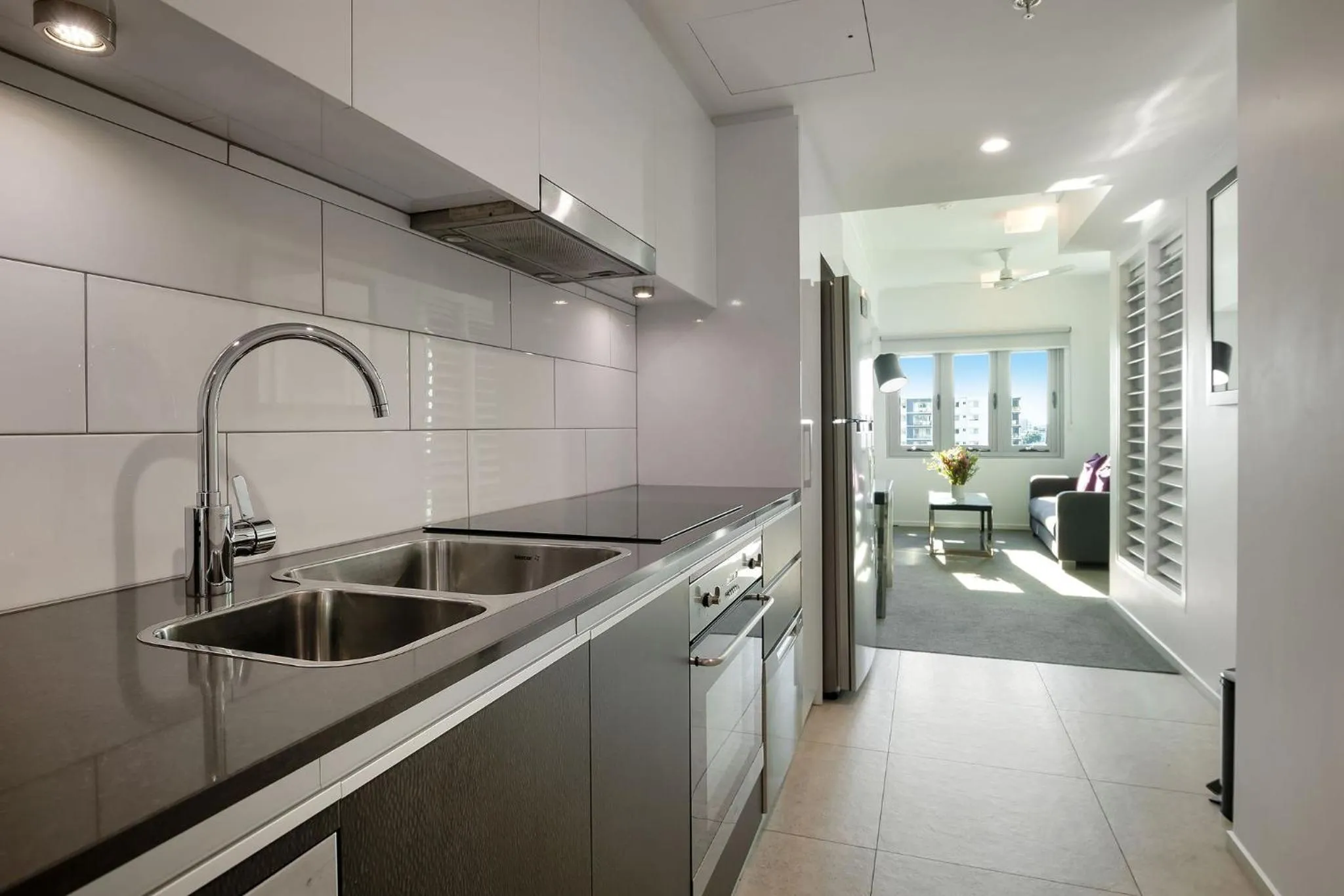 Kitchen or kitchenette in H on Mitchell Apartment Hotel