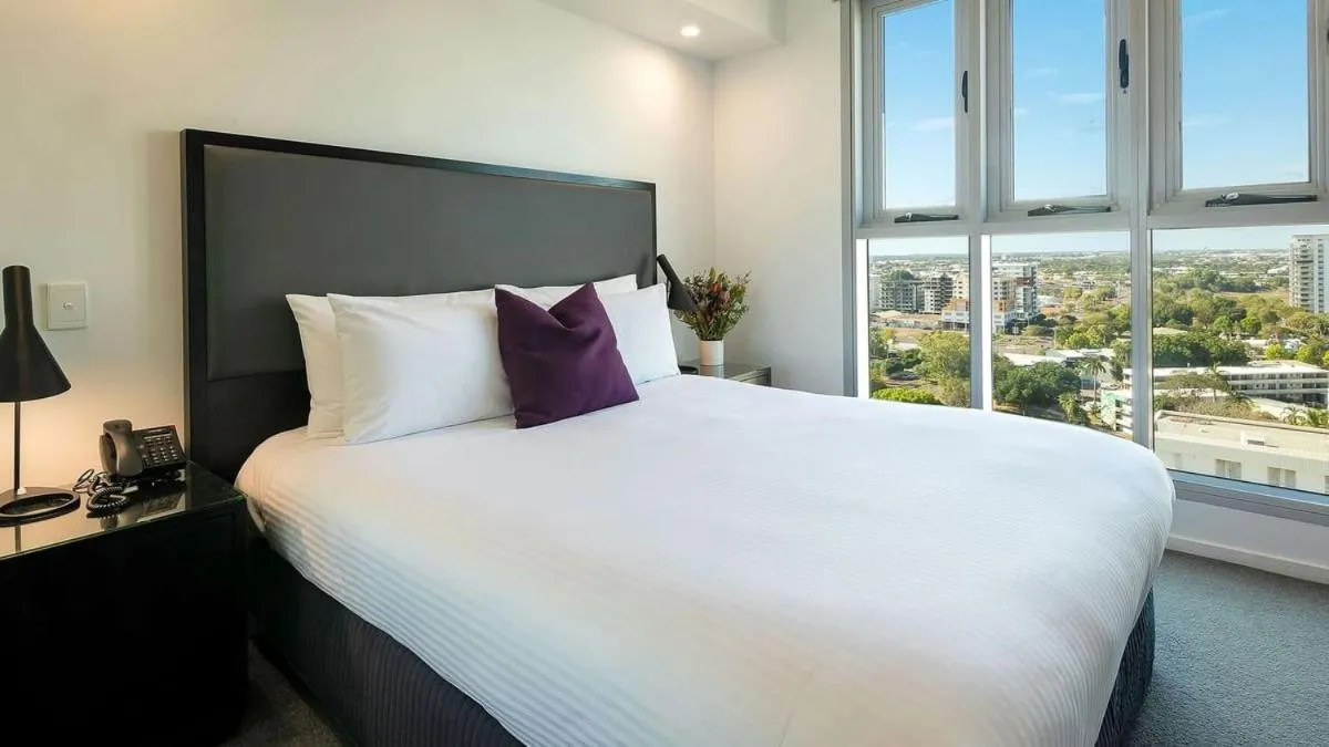Bedroom, Bed in H on Mitchell Apartment Hotel