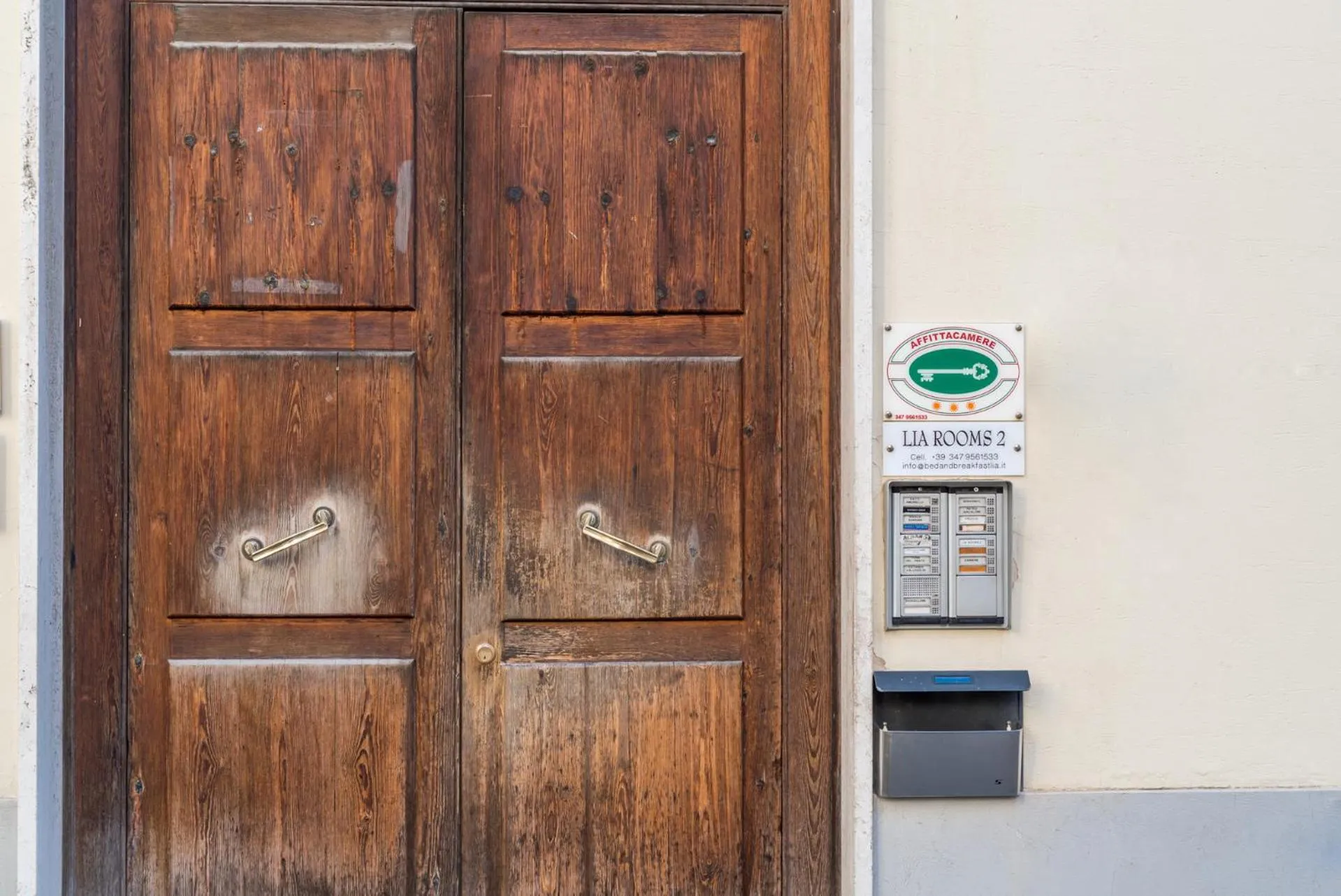 Facade/entrance in Lia Rooms 2