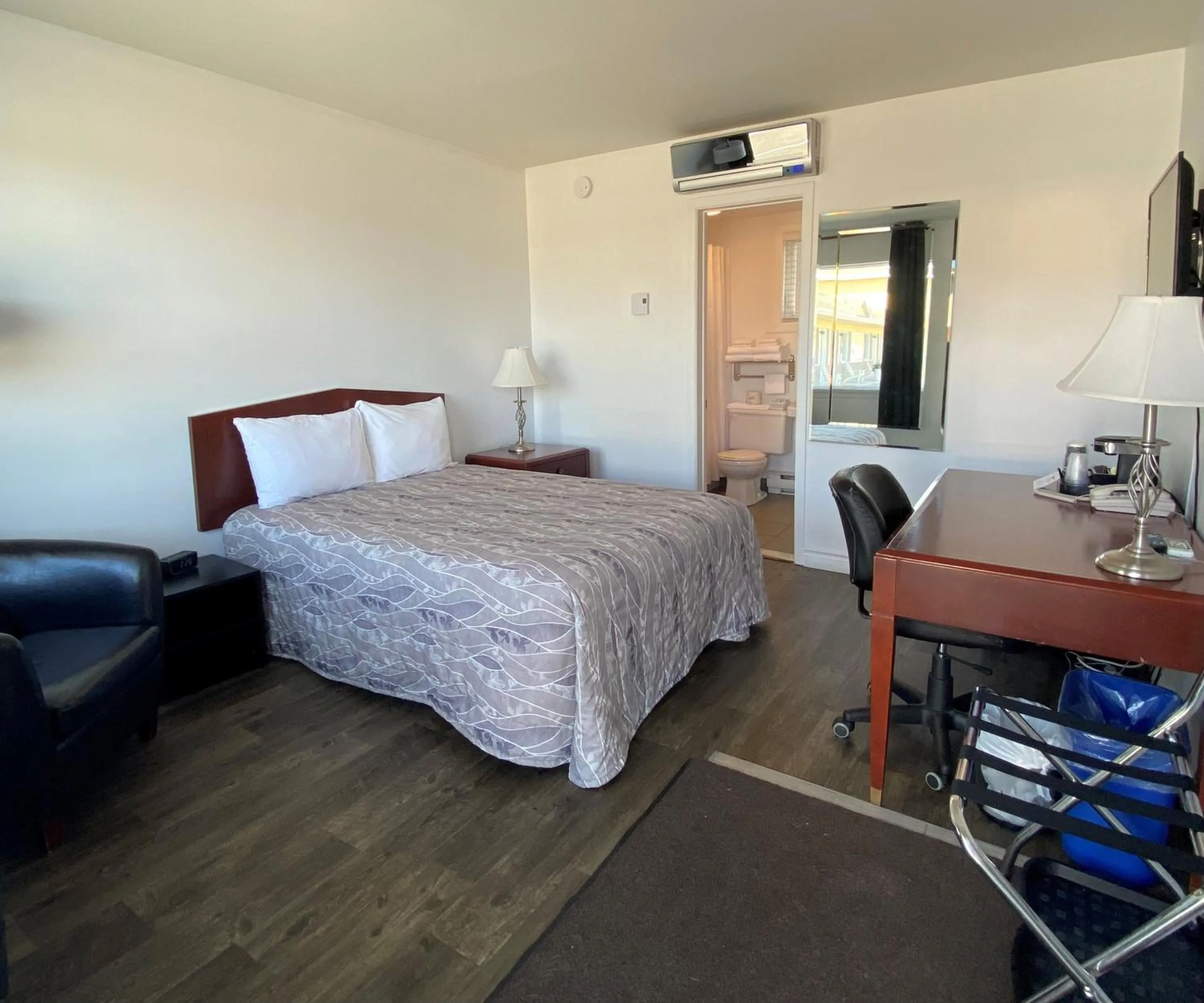 Photo of the whole room, Bed in Motel Centre-Ville