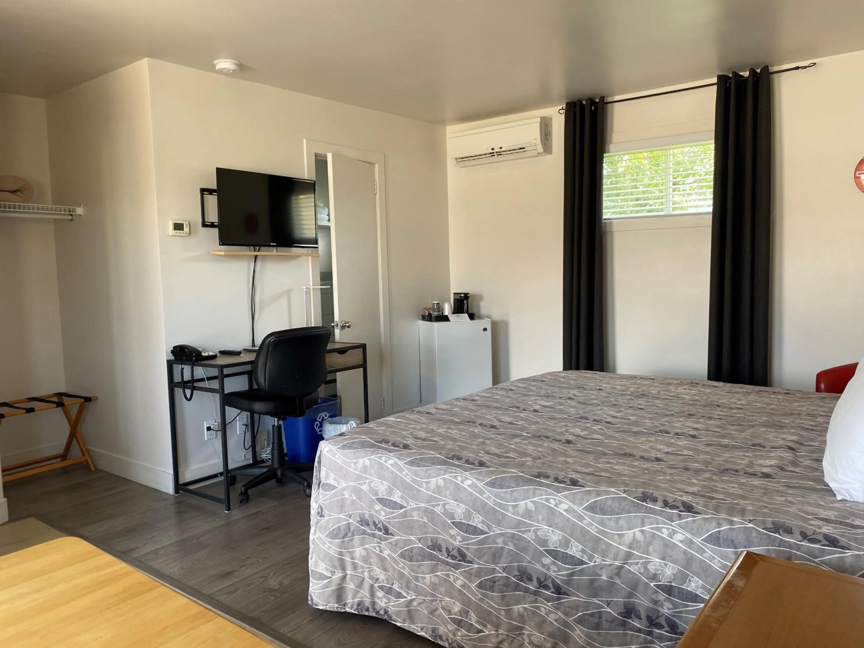 Photo of the whole room, Bed in Motel Centre-Ville